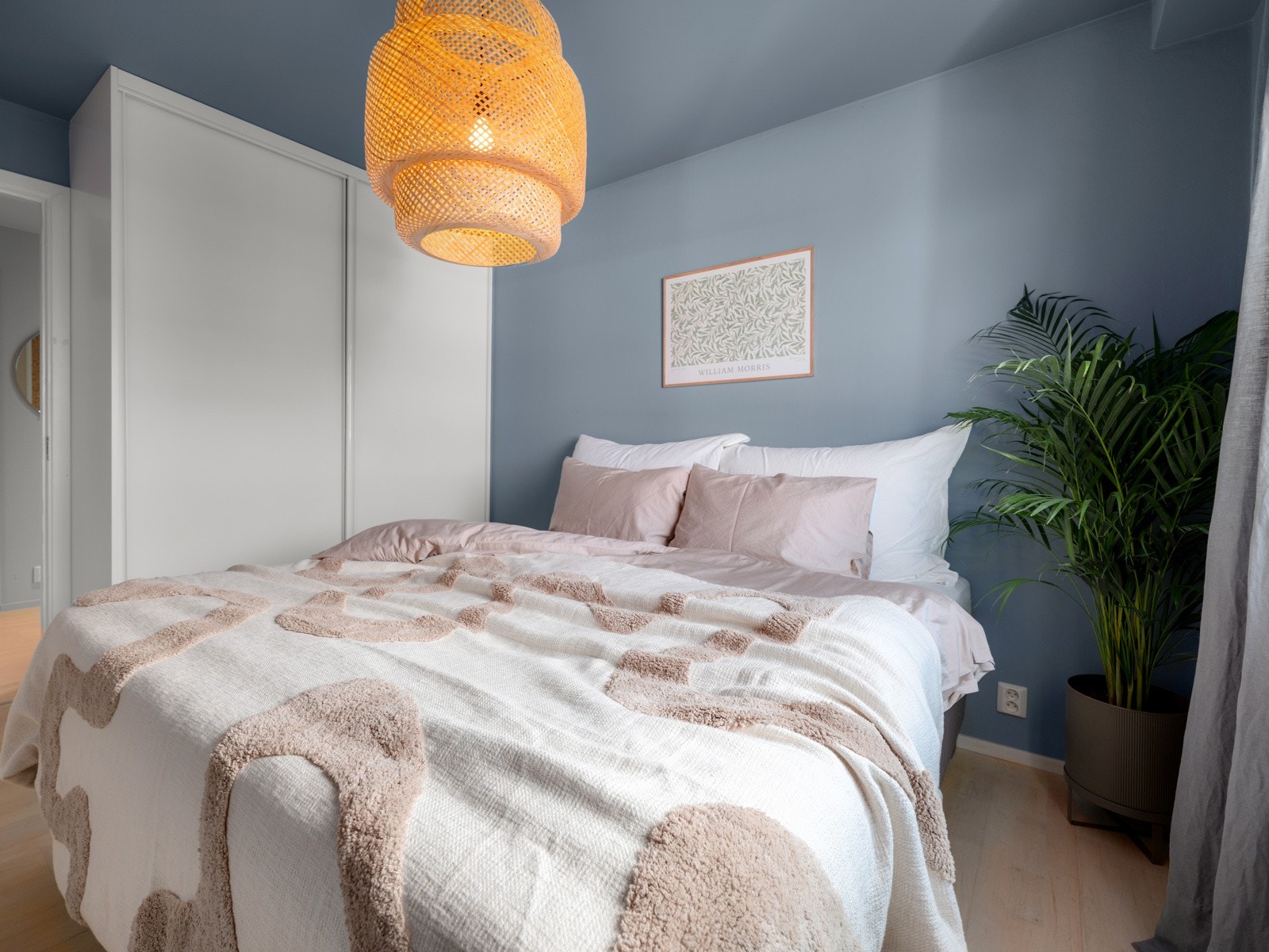 Soverommet er utstyrt med en skyvedørsgarderobe. Galleribilde