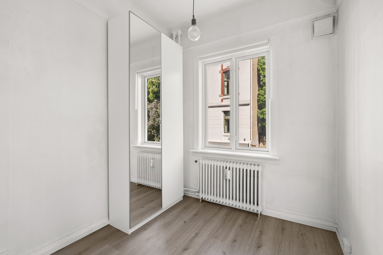 Det store vinduet gir godt med naturlig lys inn i leiligheten, som vender mot rolig sidegate på Majorstuen. Galleribilde