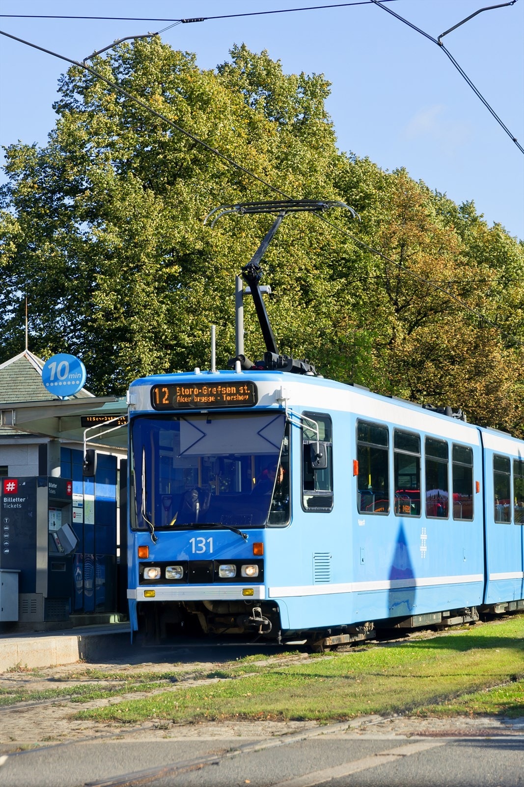Nabolaget er et knutepunkt for offentlig kommunikasjon, med alle T-banens linjer, trikk, buss og flybussekspress. Galleribilde
