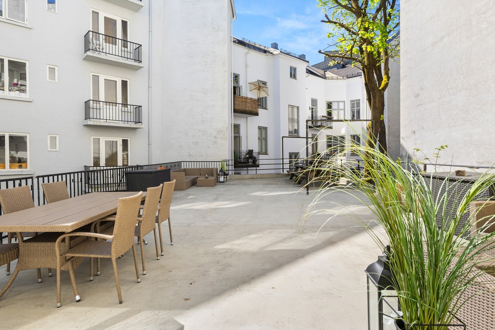 På sommerstid kan dagene nytes i privat og stilel bakgård. Galleribilde