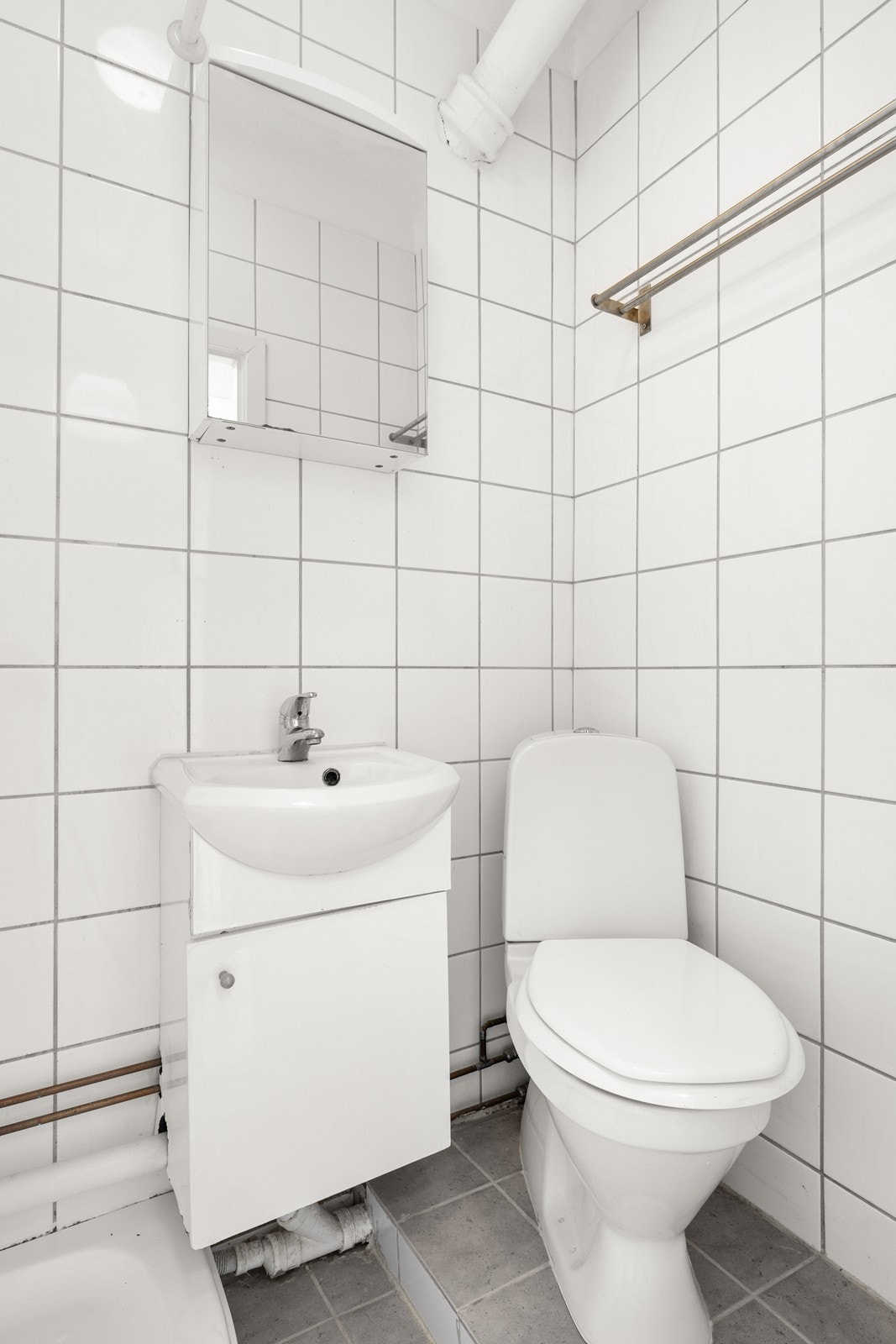 Dusjrommet har ikke eget sluk og er derfor ikke klassifisert som et våtrom, her må totalrenovering påregnes. Galleribilde