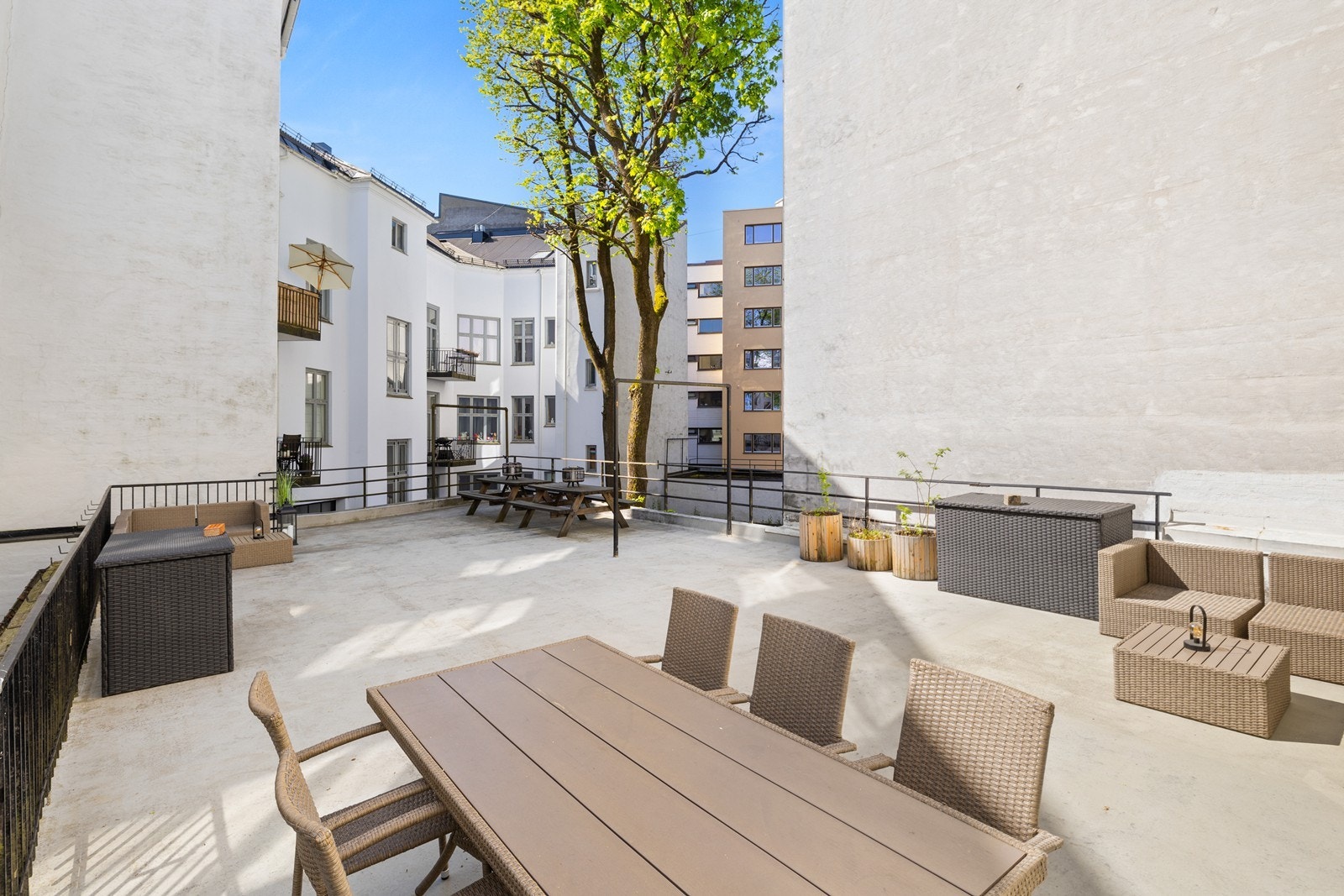 Hyggelig uteplass med flere sittegrupper for aksjelagets beboere. Galleribilde