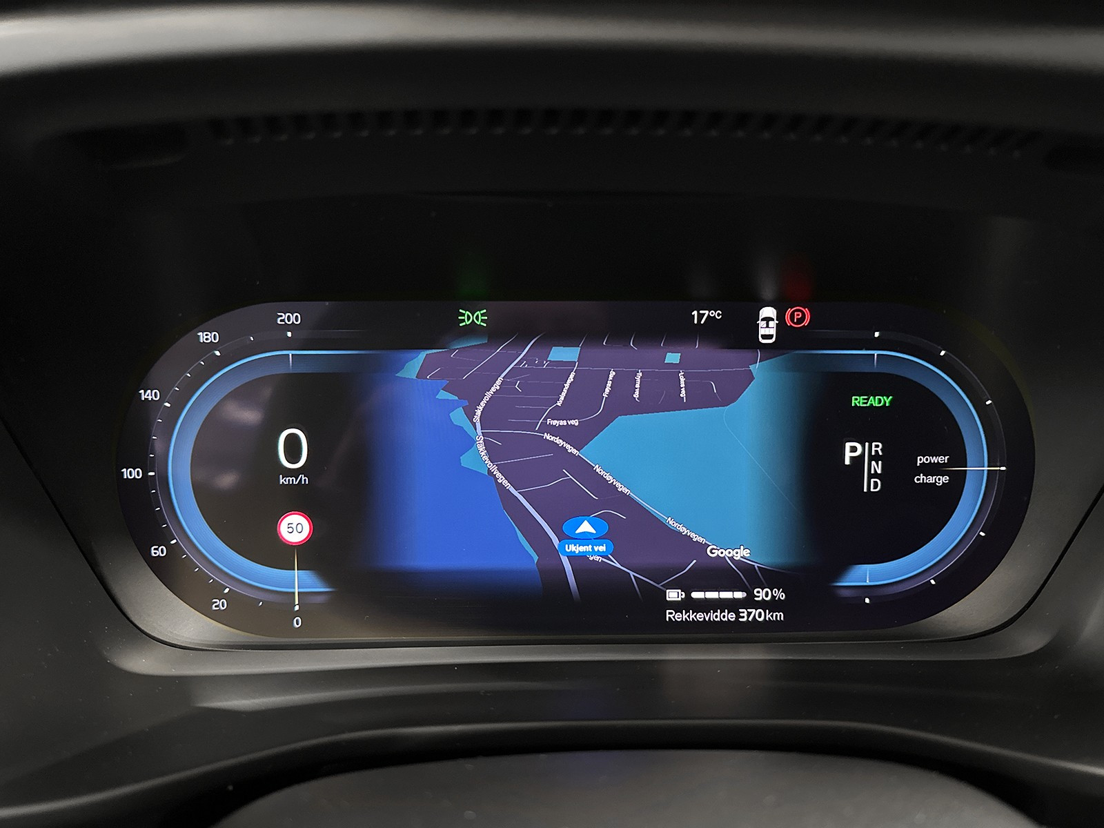 Digitalt førerdisplay som viser navigasjon og siste avleste hastighets skilt