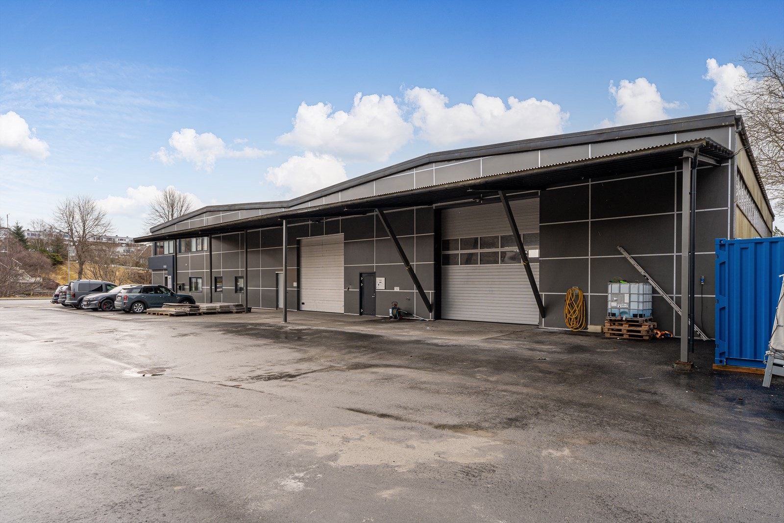 Bygget består av to lagerhaller, kontorfløy, garderobeanlegg og uteareal Galleribilde