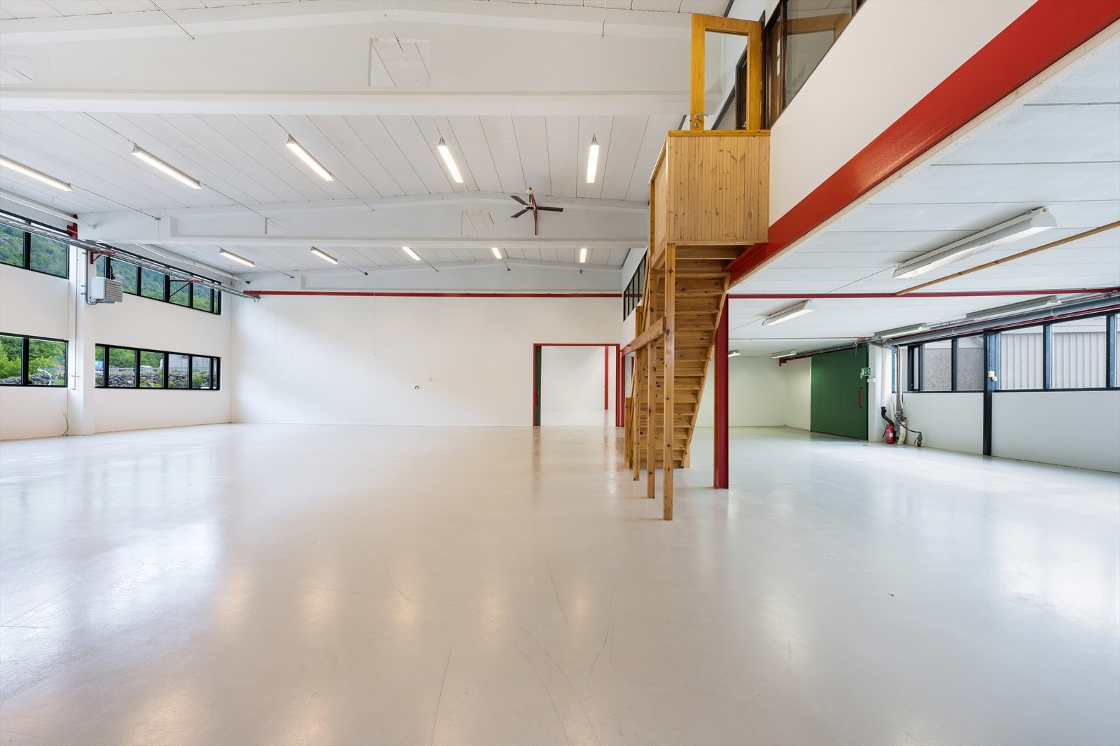 Hall 2: BTA 388 m² + mesanin på BTA 110 m² med 2 kontorer. 
Takhøyder: 4,9m under taksperrene. 5,5-6,2m til tak. 2,6/2,8m under mesaniner.