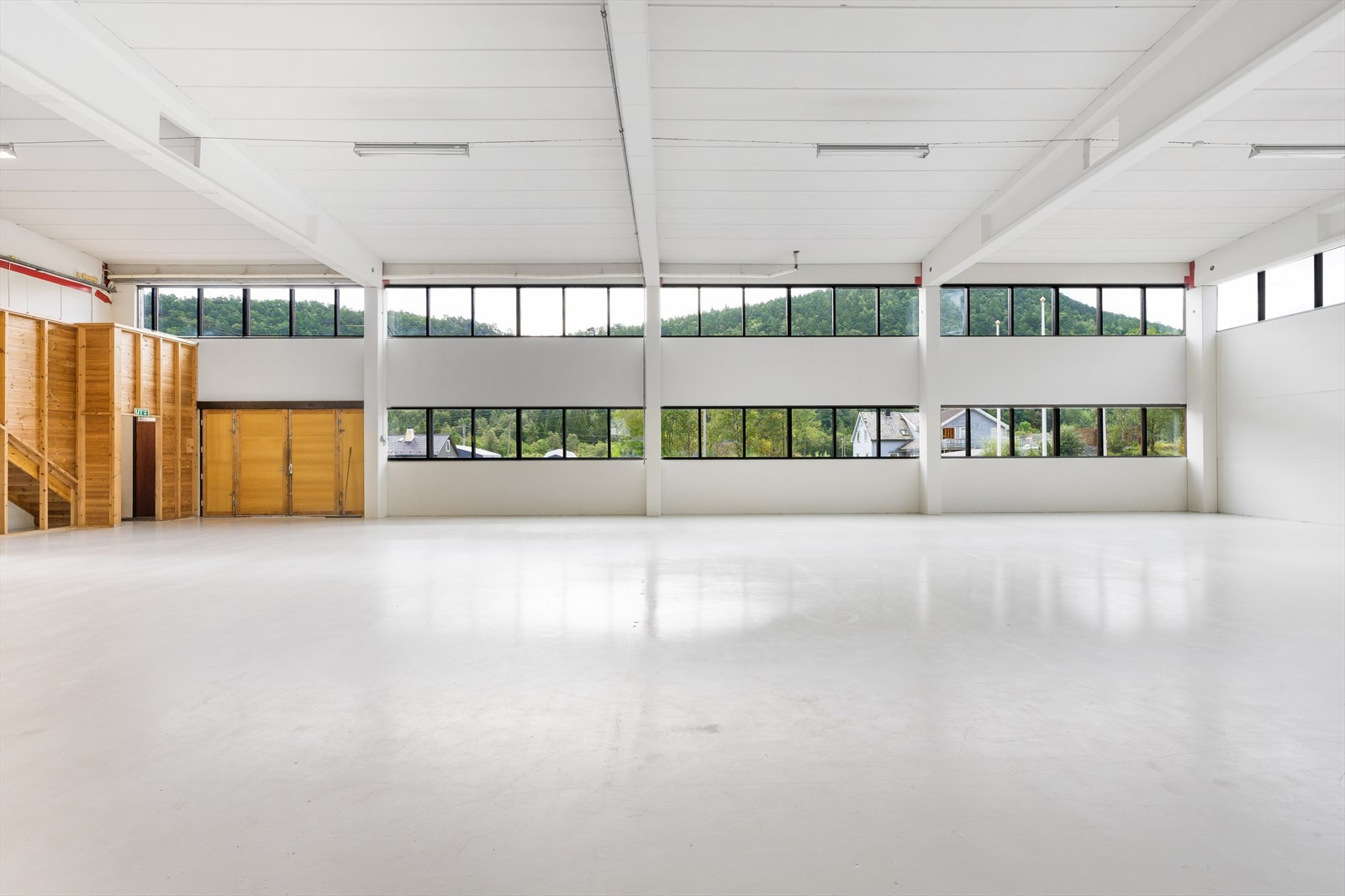 Hall 2: BTA 388 m² + mesanin på BTA 110 m² med 2 kontorer. 
Takhøyder: 4,9m under taksperrene. 5,5-6,2m til tak. 2,6/2,8m under mesaniner.
