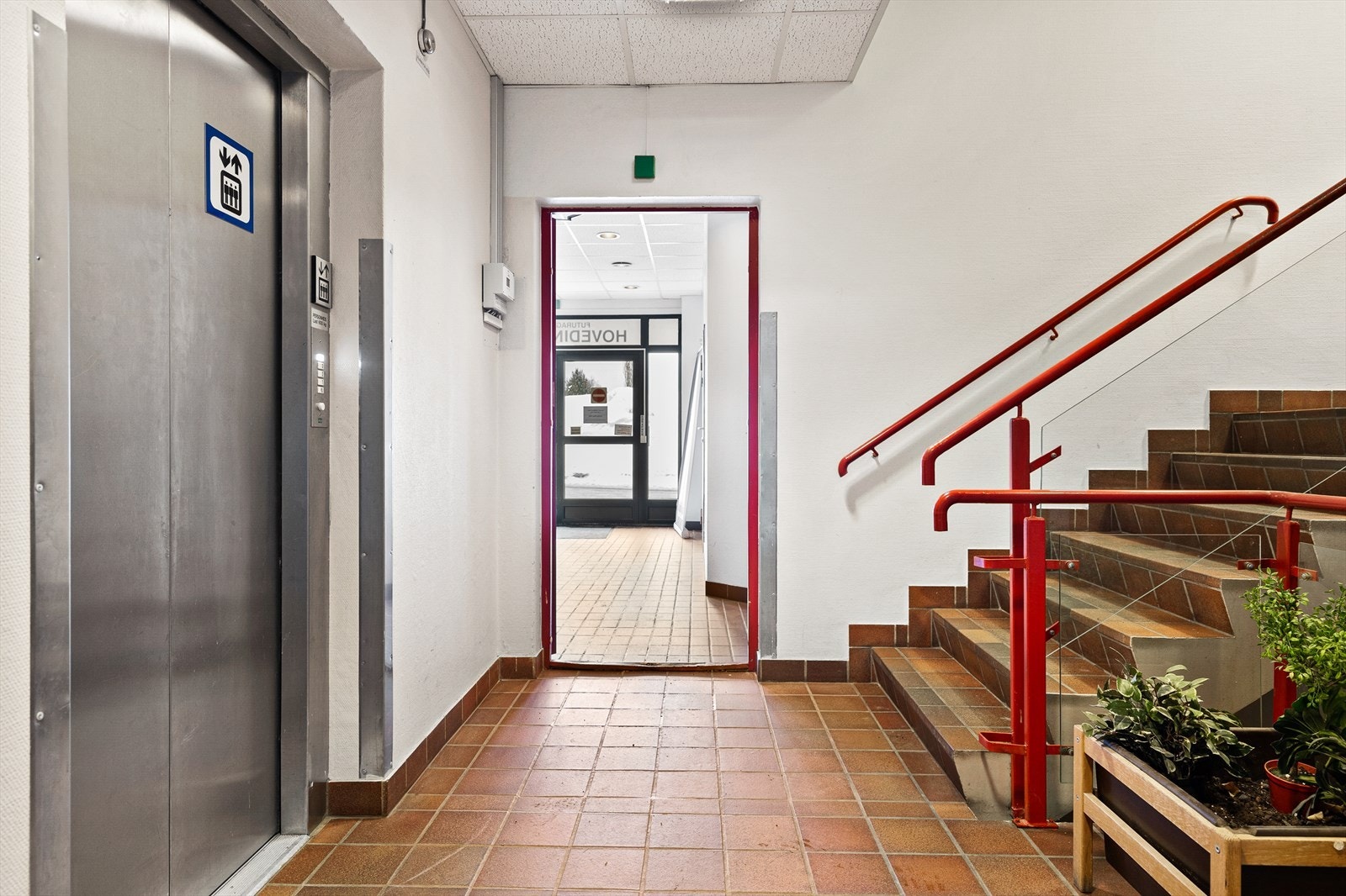 Heis i bygget, hovedinngang fra nord Galleribilde