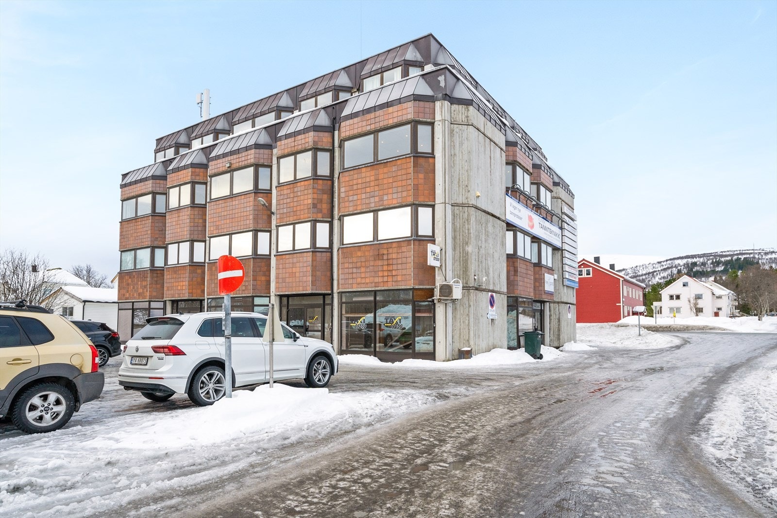 Fasader i fliser, stålplater og betong Galleribilde