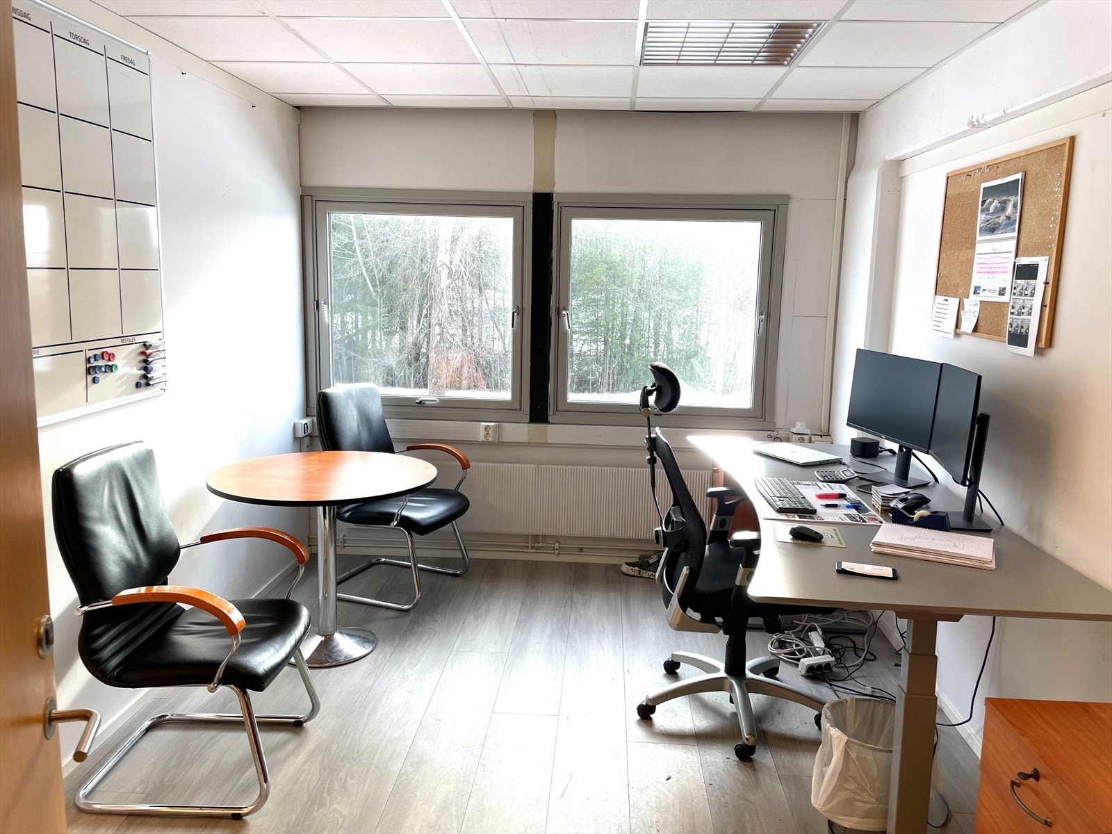 Cellekontor. Det er totalt 4 cellekontor og et møterom Galleribilde