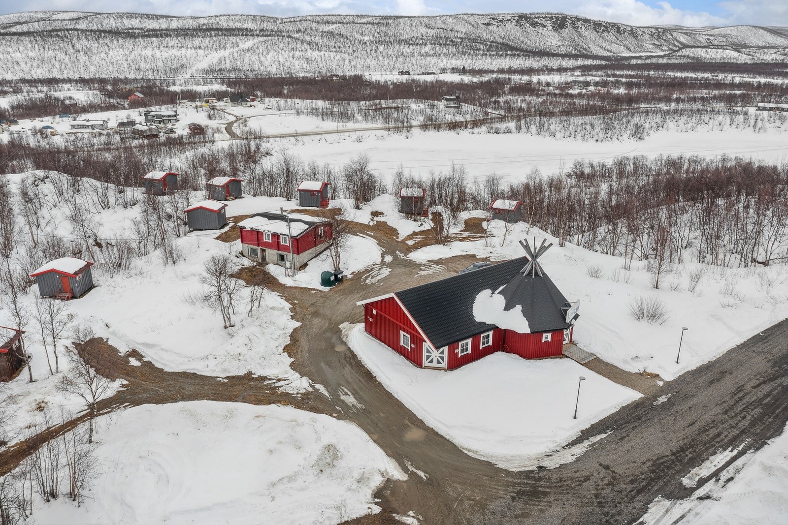 Hovedbygget med parkeringsplass i nærheten for gjester. Galleribilde