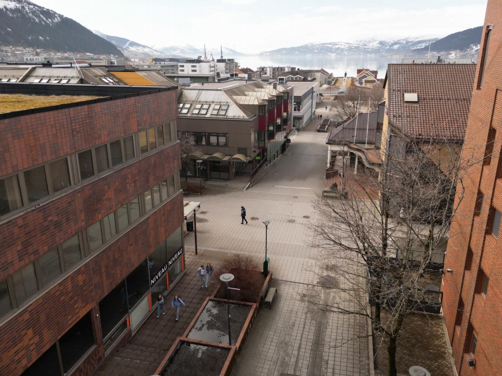 Jernbanegata ned mot stasjon og sentrum forøvrig. Galleribilde