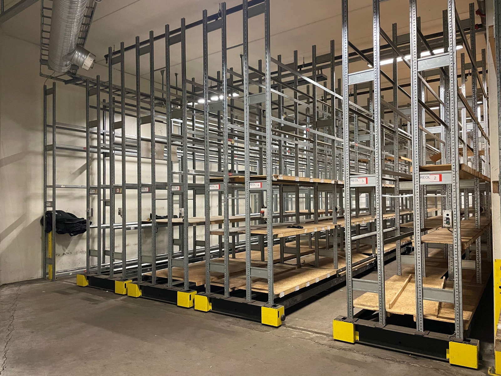 Det er opparbeidet et hyllesystem innerst i lokalet. Galleribilde