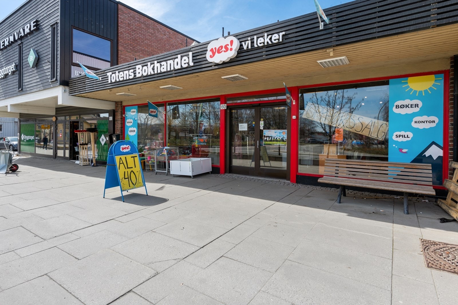 Automatisk skyvedør - Store vinduer mot fortauet og gata Galleribilde