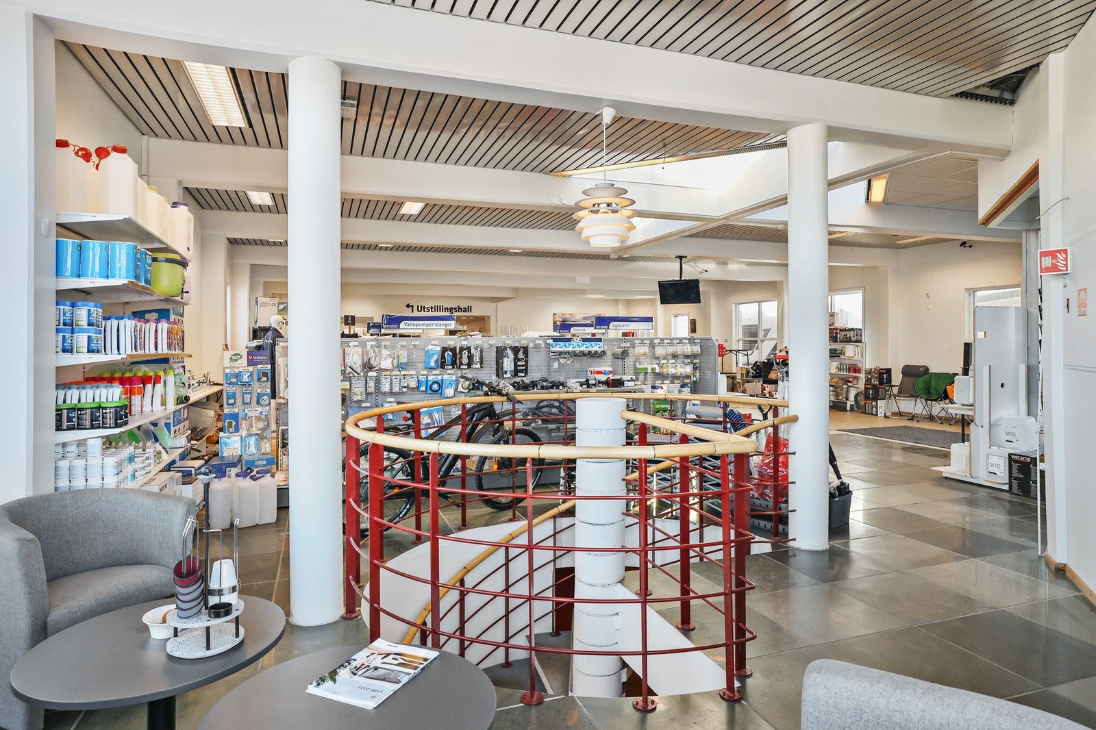 Like ved hovedinngangen er det trapp ned til kjeller Galleribilde