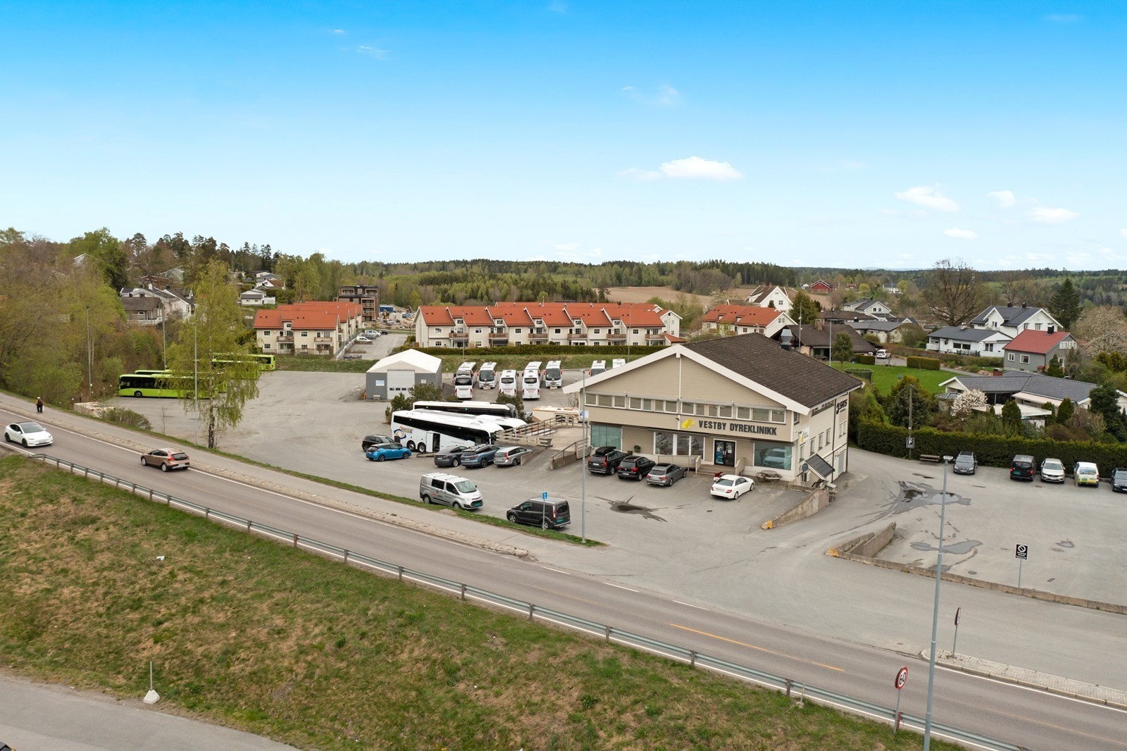 2. etasje, over Vestby Dyreklinikk, er innredet med cellekontorer. Galleribilde