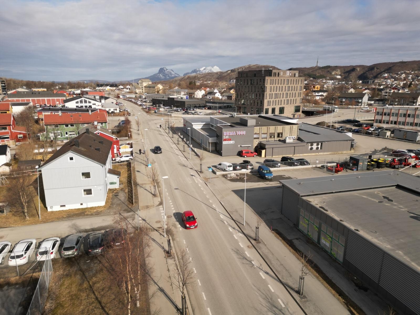 Gamle Riksvei mot sentrum. Galleribilde