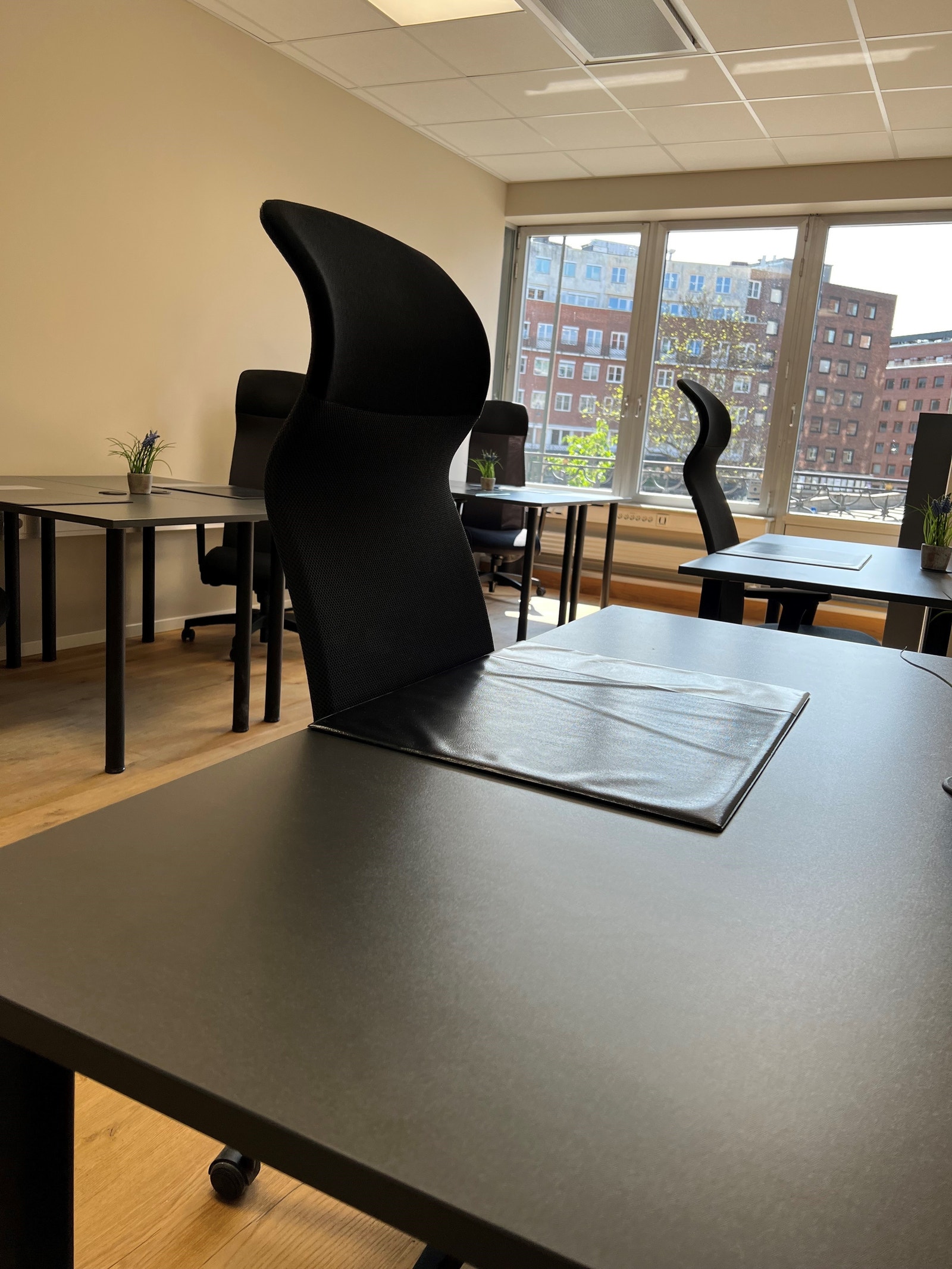 Kontorlokale med utsikt ut mot rådhuset Galleribilde