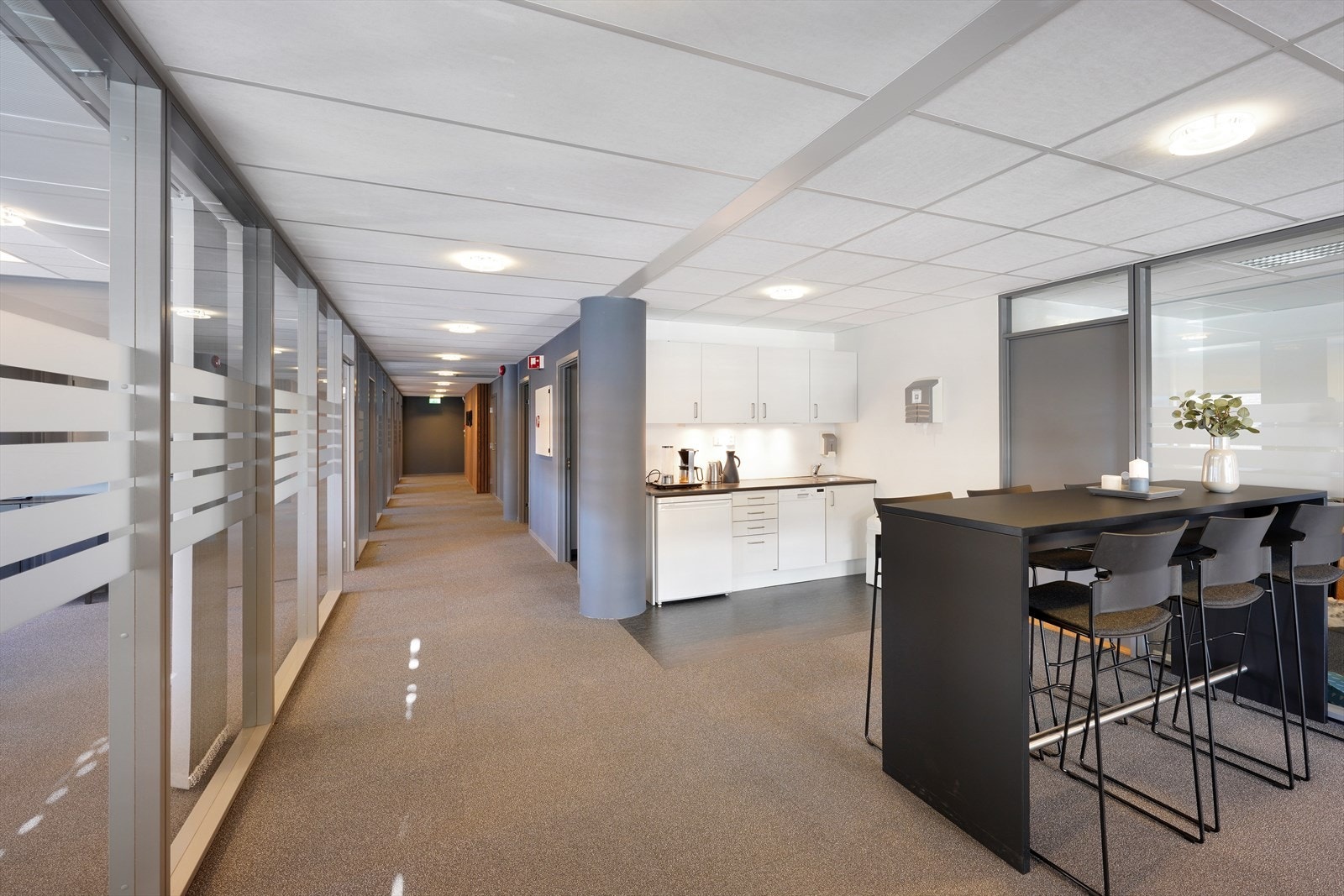 Moderne kontorlokale med åpen kjøkkenløsning og funksjonelle møteområder, optimalisert for samarbeid og effektivitet. Galleribilde