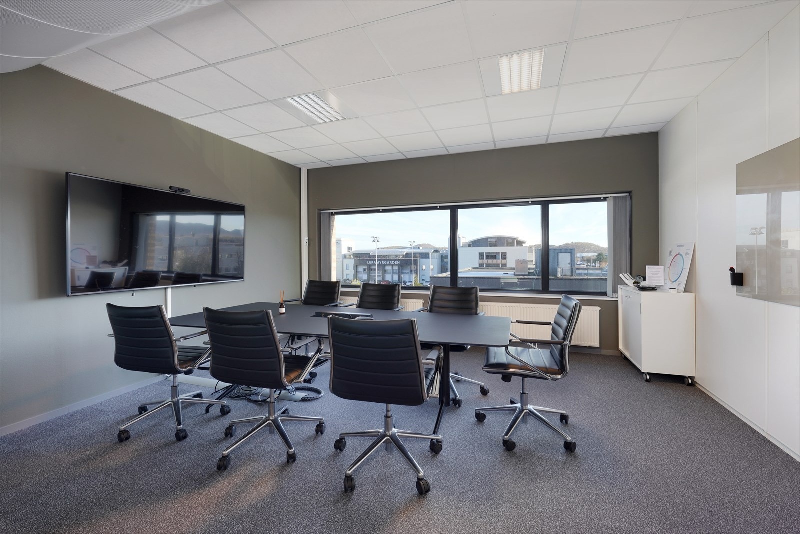 Moderne og romslig møterom med store vinduer som tilbyr rikelig naturlig lys. Galleribilde