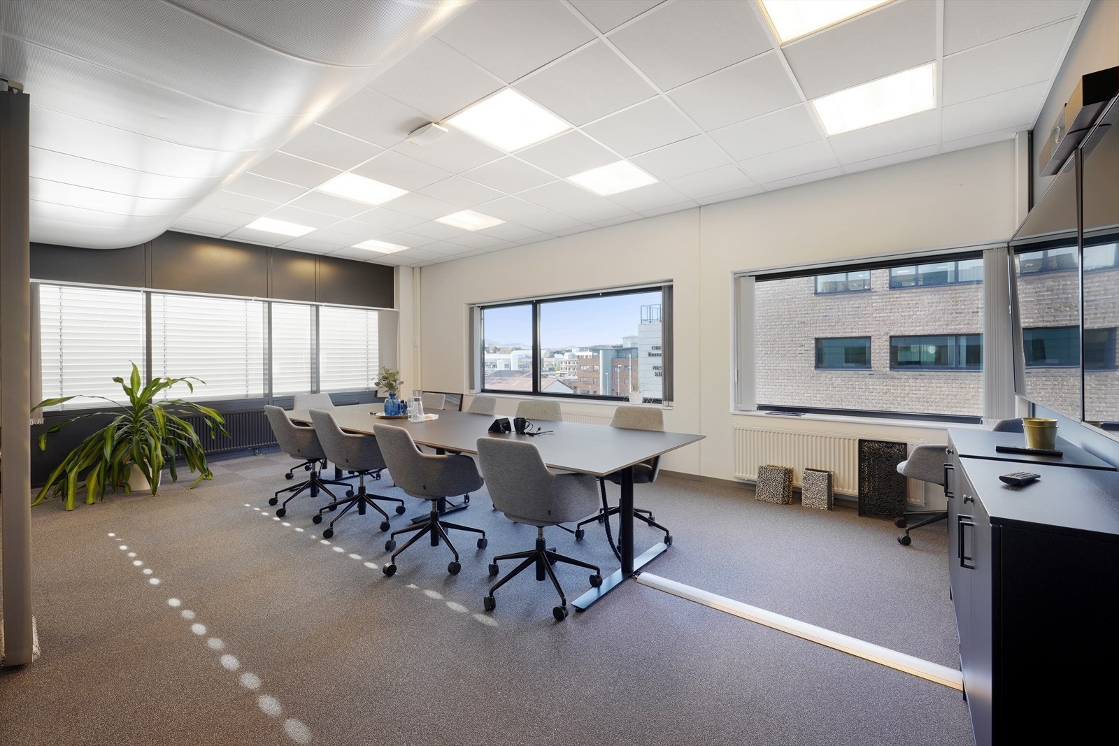 Moderne møterom med rikelig naturlig lys, optimalt for effektive forretningsmøter og teamarbeid. Galleribilde