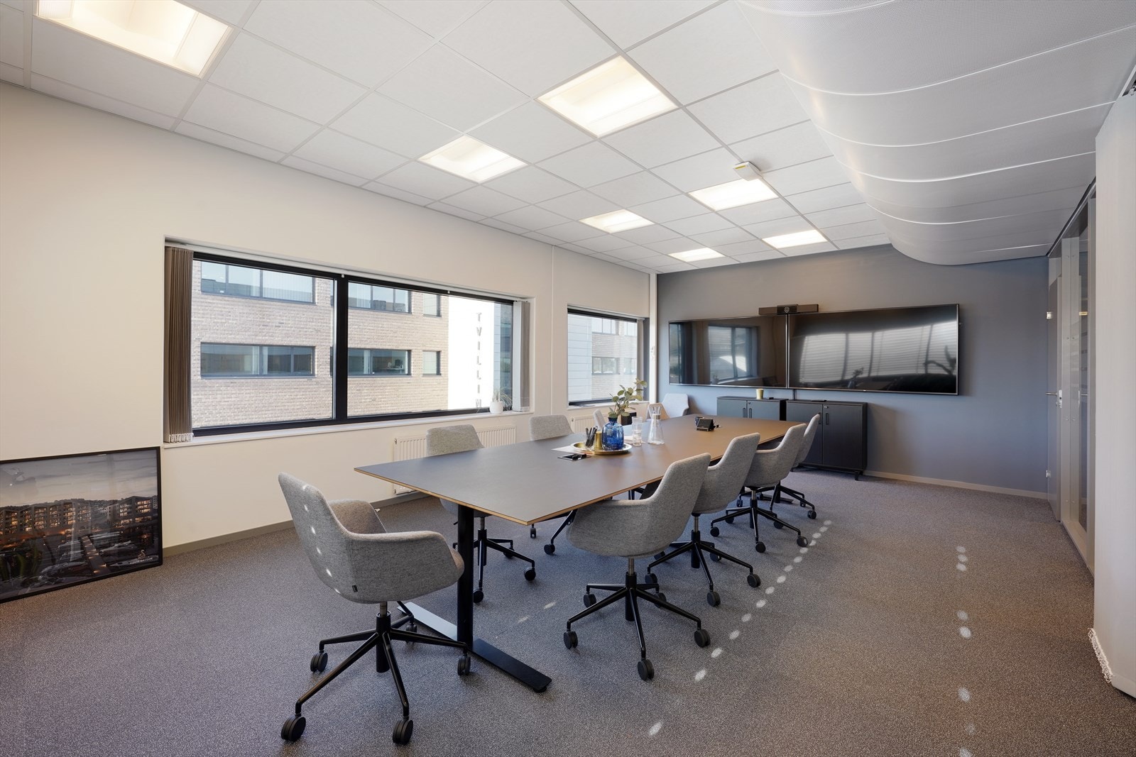 Moderne møterom med store vinduer, naturlig lys og stilfullt design. Perfekt for forretningsmøter og presentasjoner. Galleribilde