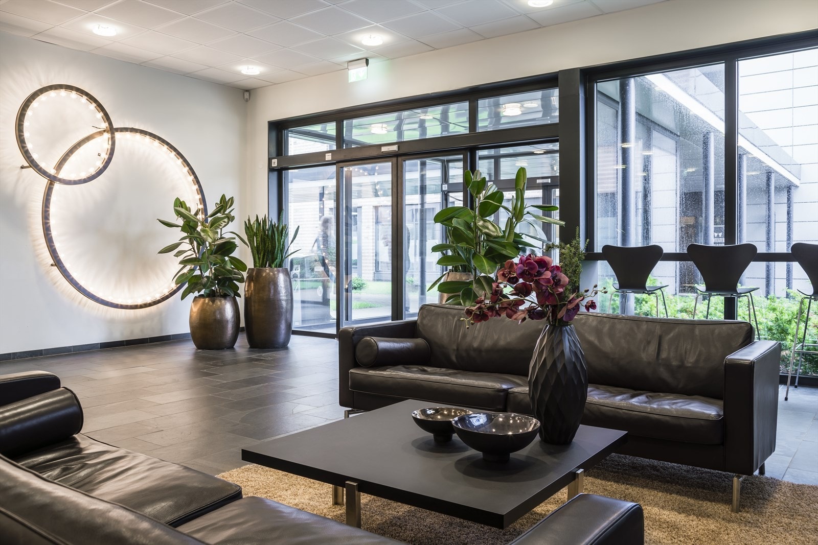 Moderne og innbydende entré med elegante sittemøbler og stilfull belysning, perfekt for mottakelse av gjester. Galleribilde