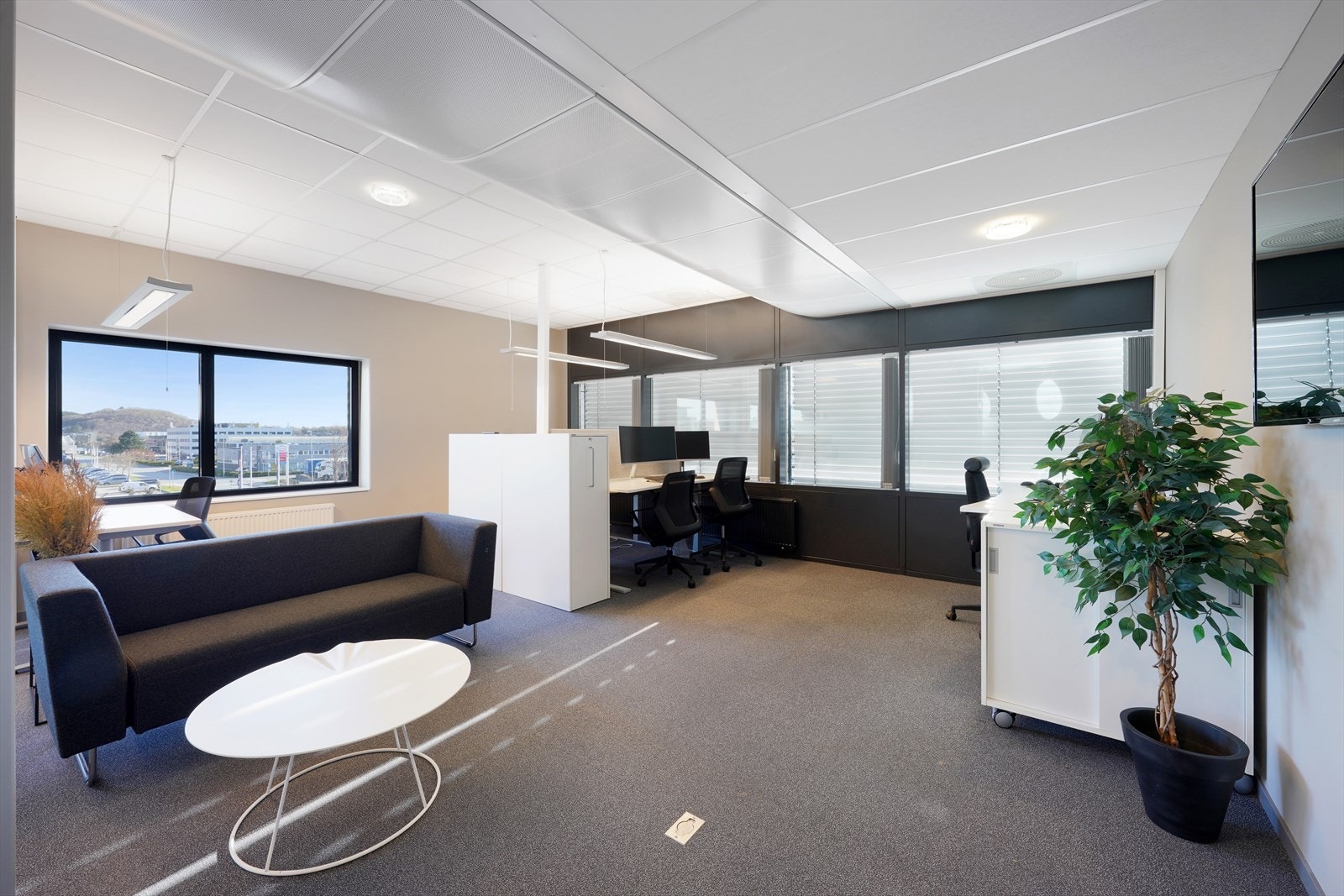 Moderne kontorlokale med store vinduer som gir rikelig naturlig lys og flott utsikt. Galleribilde