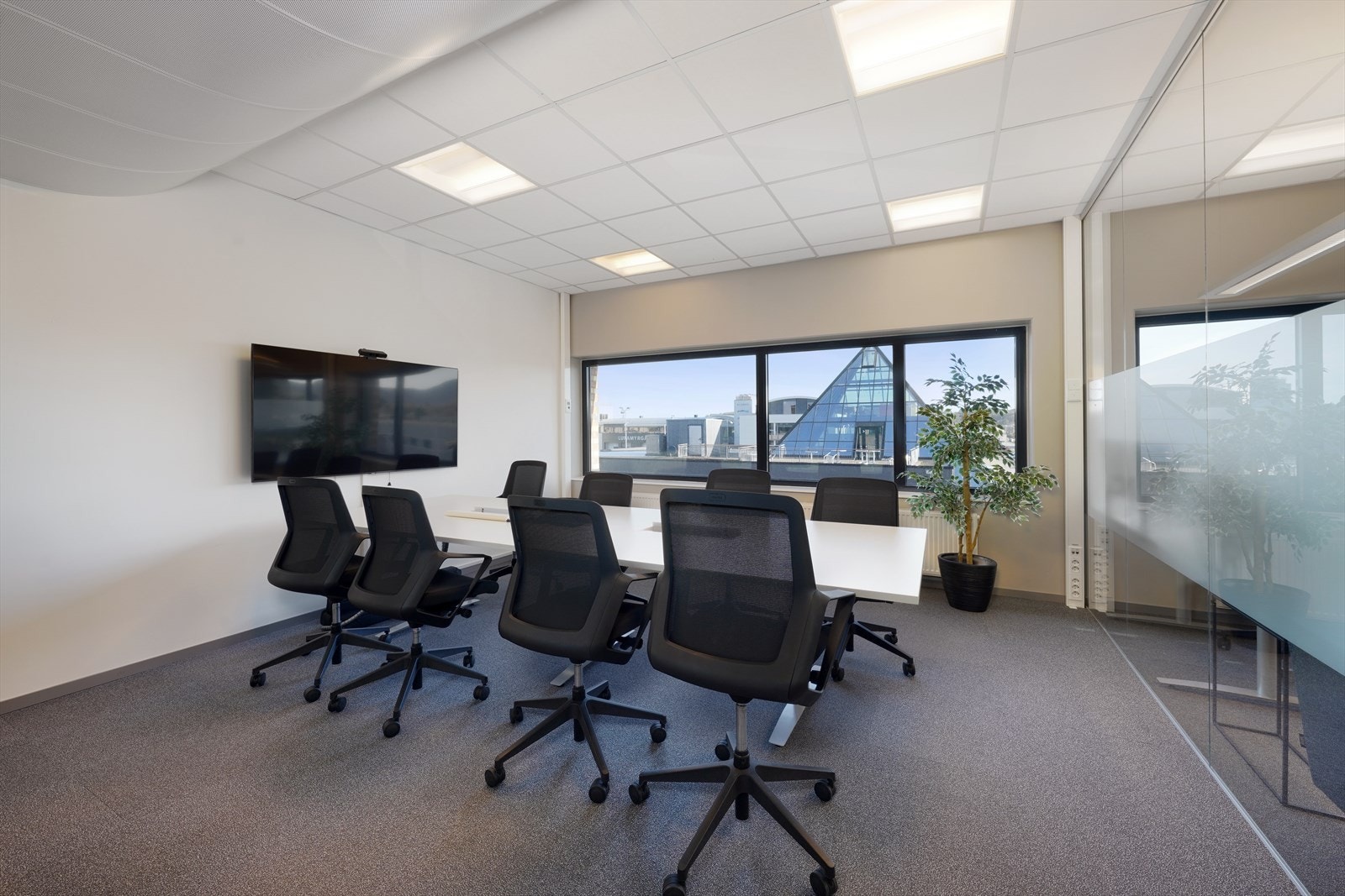 Lys og moderne kontorlokale med vinduer som tilbyr en flott utsikt. Galleribilde