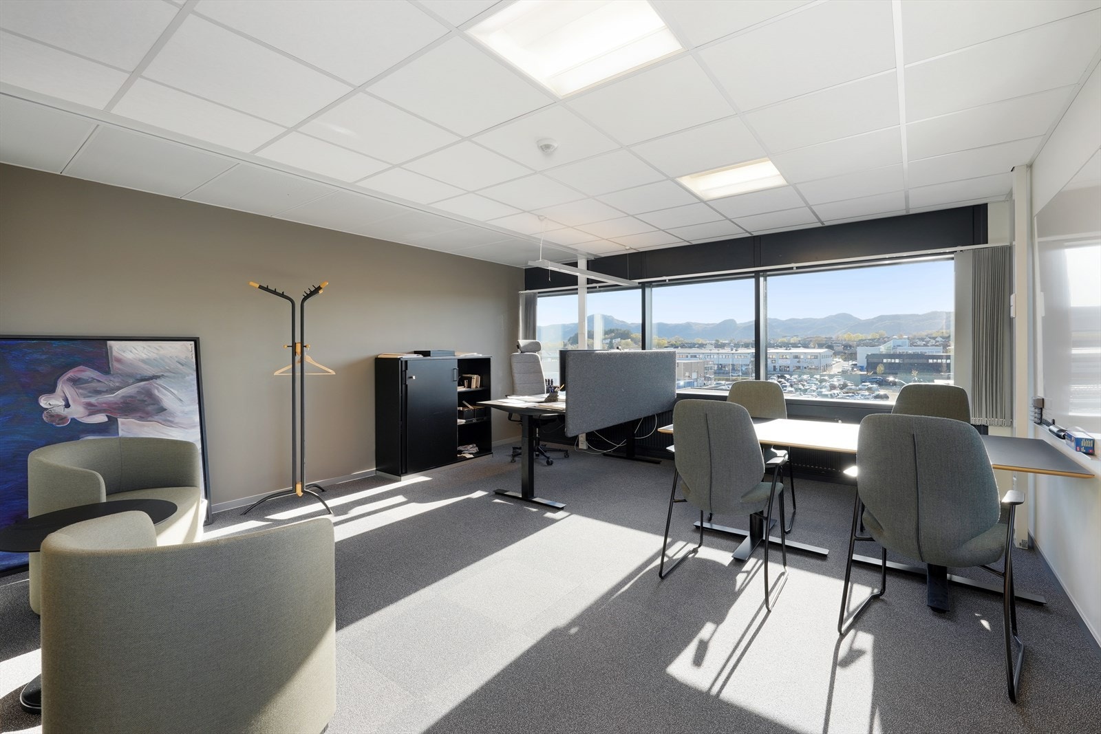 Lyst og moderne kontorlokale med panoramavinduer som tilbyr en flott utsikt over området Galleribilde