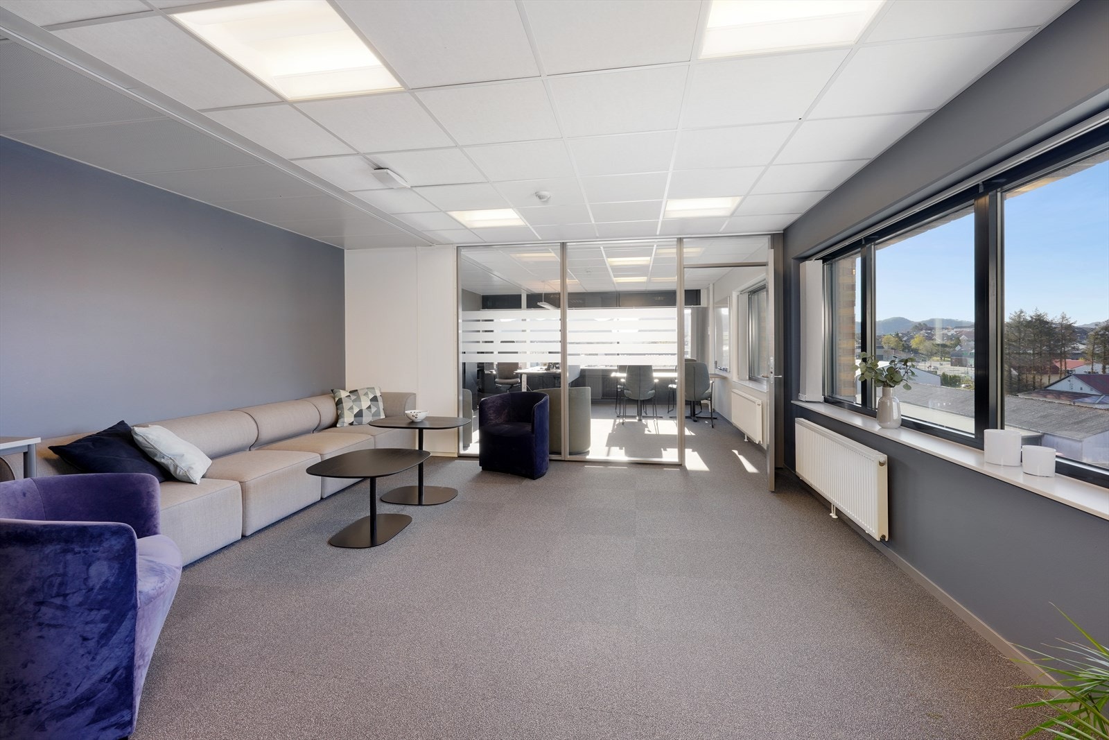 Lys og moderne stue med store vinduer som tilbyr utsikt og rikelig med naturlig lys. Galleribilde