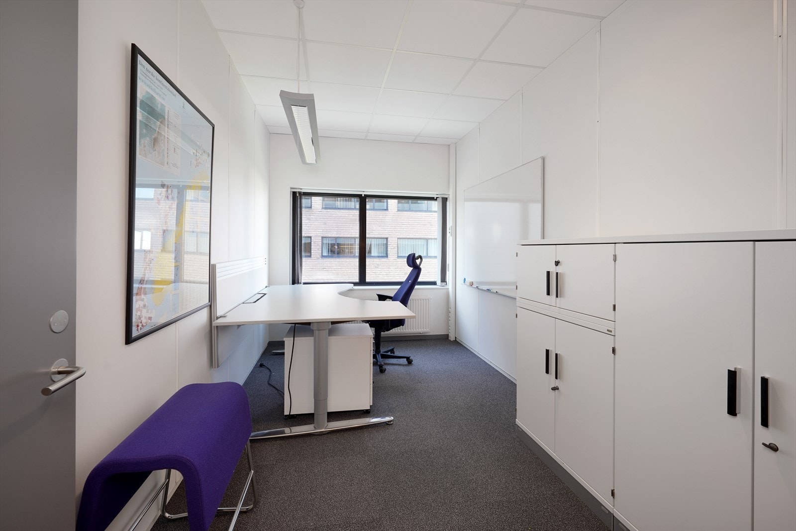 Lyst og moderne kontorlokale med store vinduer som slipper inn rikelig med naturlig lys. Galleribilde