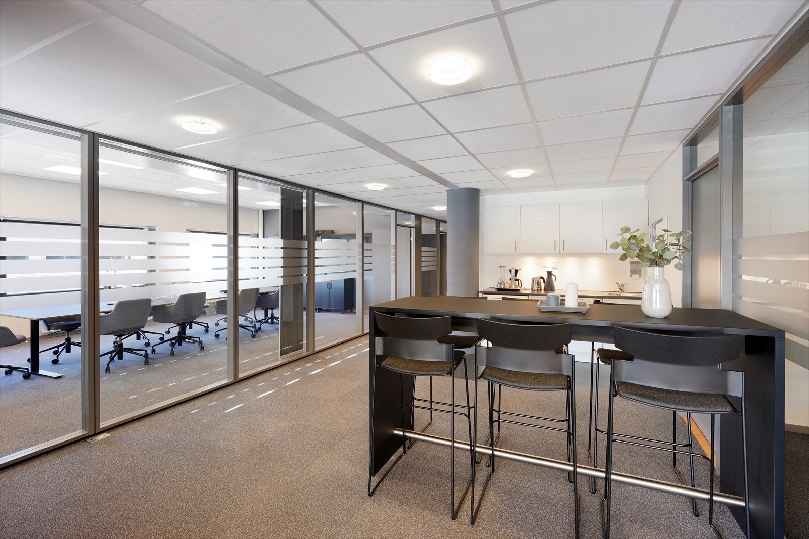 Moderne kontorlokale med åpen planløsning, møterom og integrert kjøkken, perfekt for dynamiske arbeidsmiljøer. Galleribilde