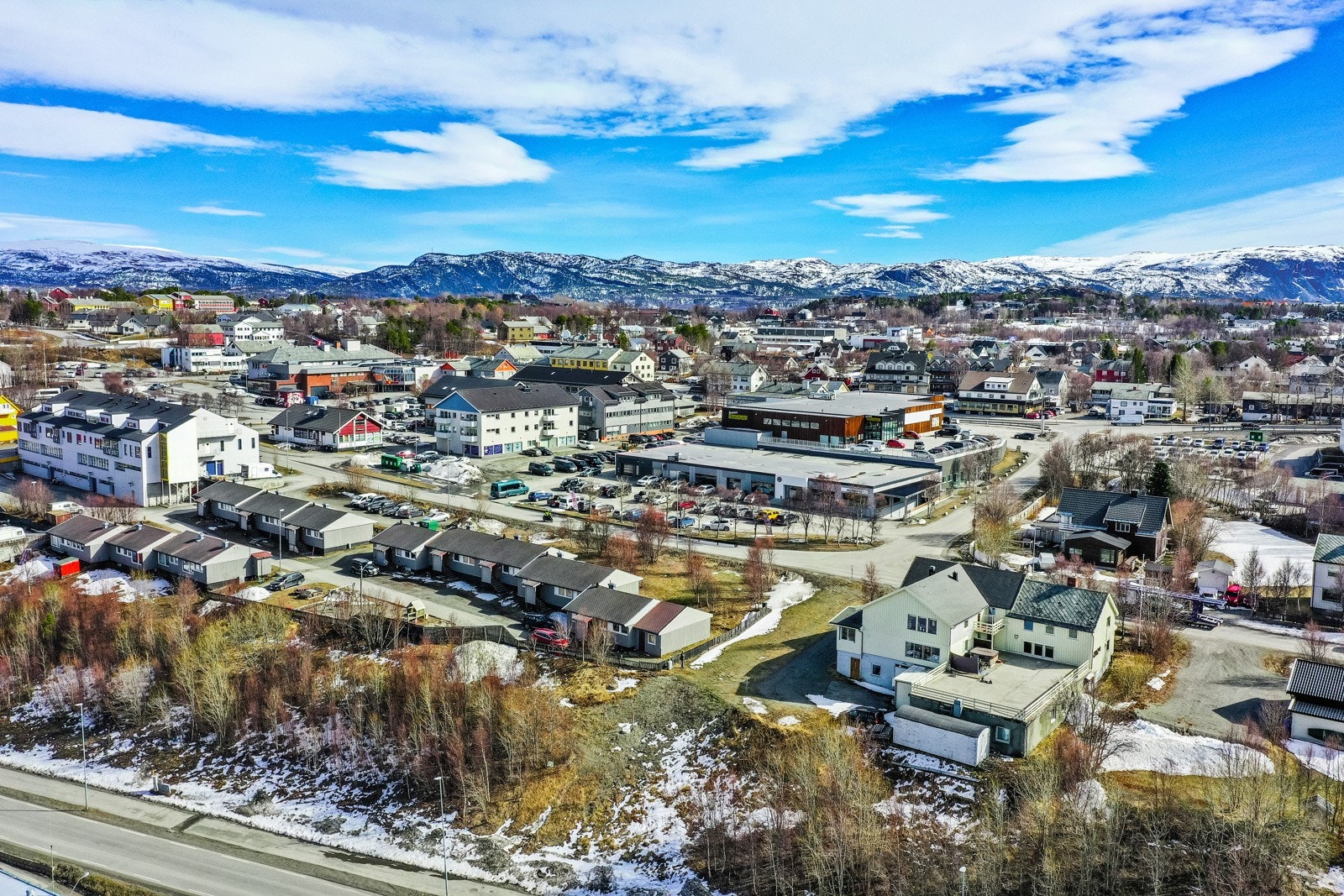 Eiendommen har en flott beliggenhet like ved handelsstedet Bossekop Galleribilde