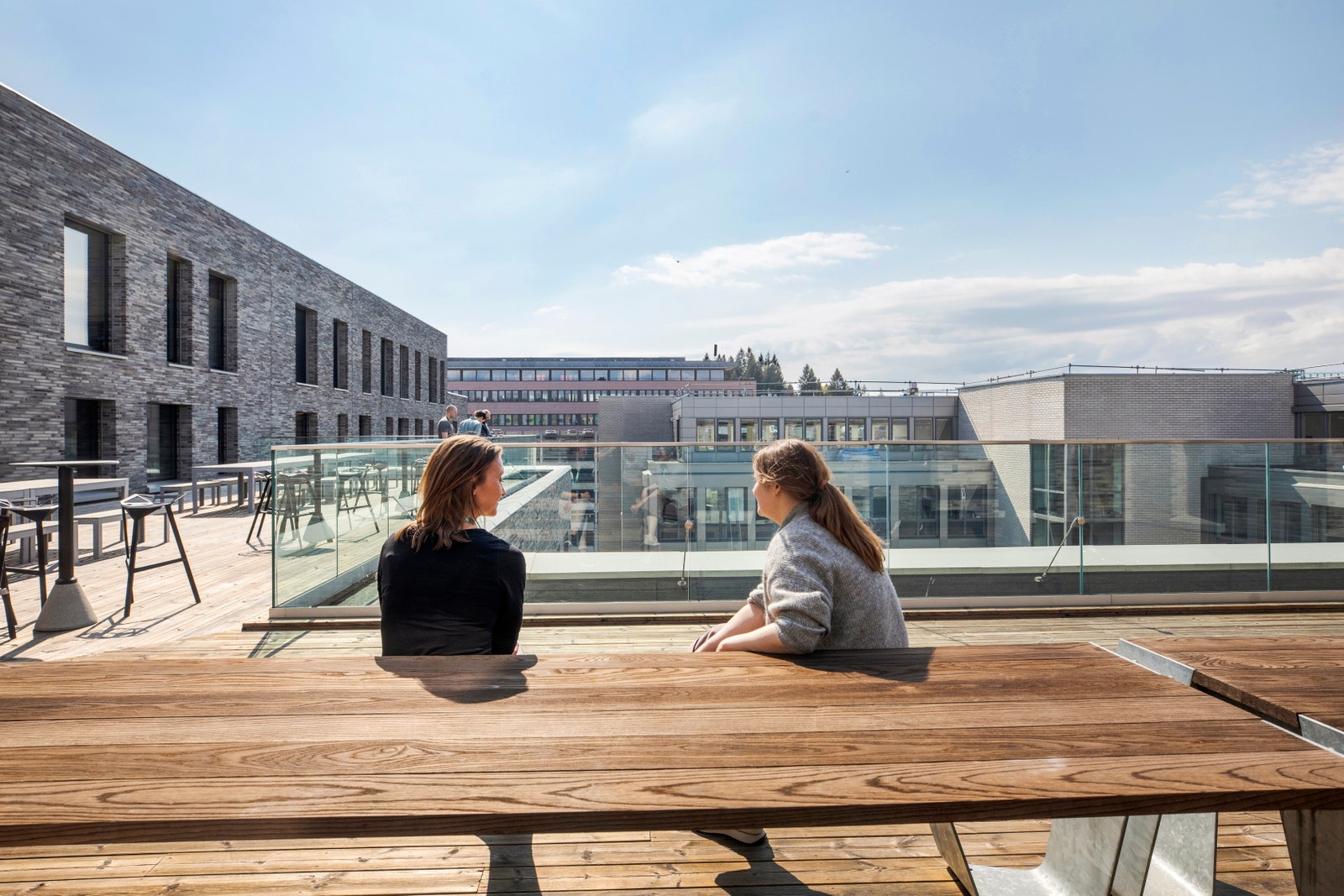 Byggets felles takterrasse ligger på samme etasje, på motsatt side av bygget -- slik at man alltid kan sikre seg de beste solforholdene Galleribilde