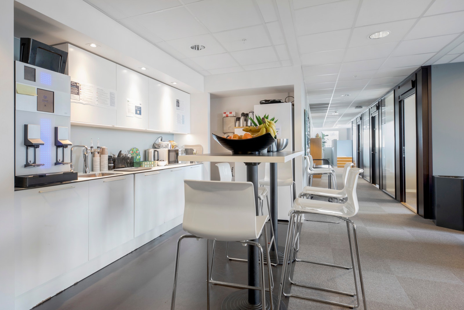 Én av lokalets to kjøkkensoner passer ypperlig for en kaffeprat Galleribilde