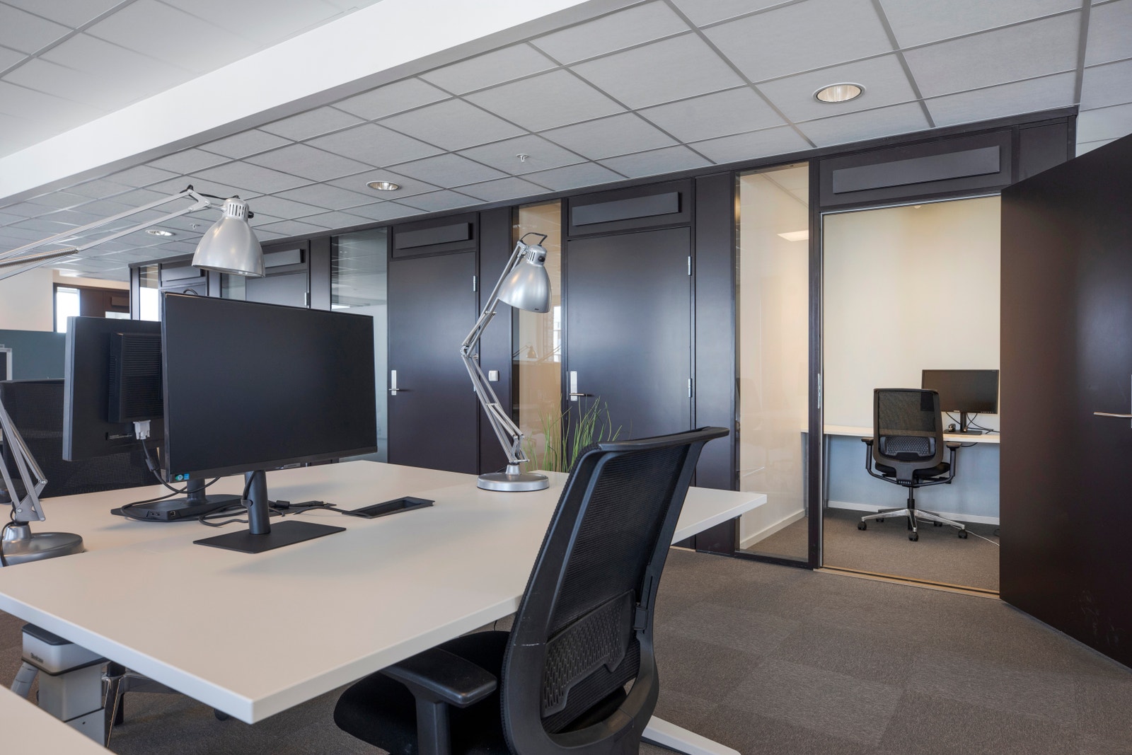 Lokalet har en flott kombinasjon av åpent landskap, arbeidsrom, og møterom. Galleribilde
