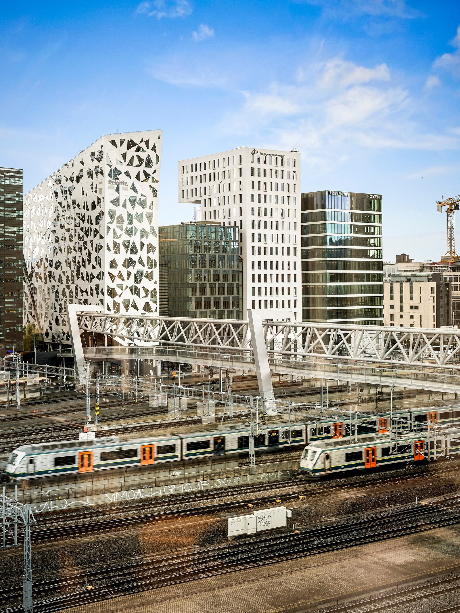 Eiendommen ligger fritt og fint til med det beste fra byen i nærheten Galleribilde