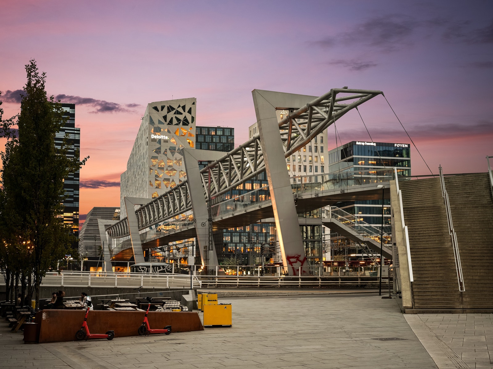 Gangbroen er godt brukt som fartsåre til Bjørvika Galleribilde