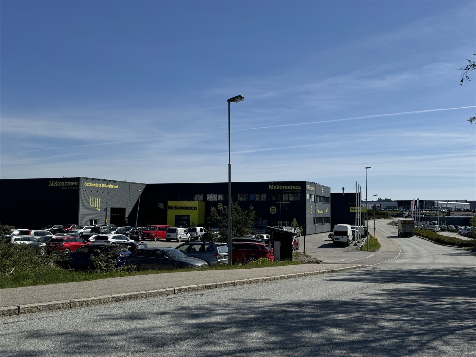 I området er det ulike typer virksomheter innen kontor, logistikk og handel Galleribilde