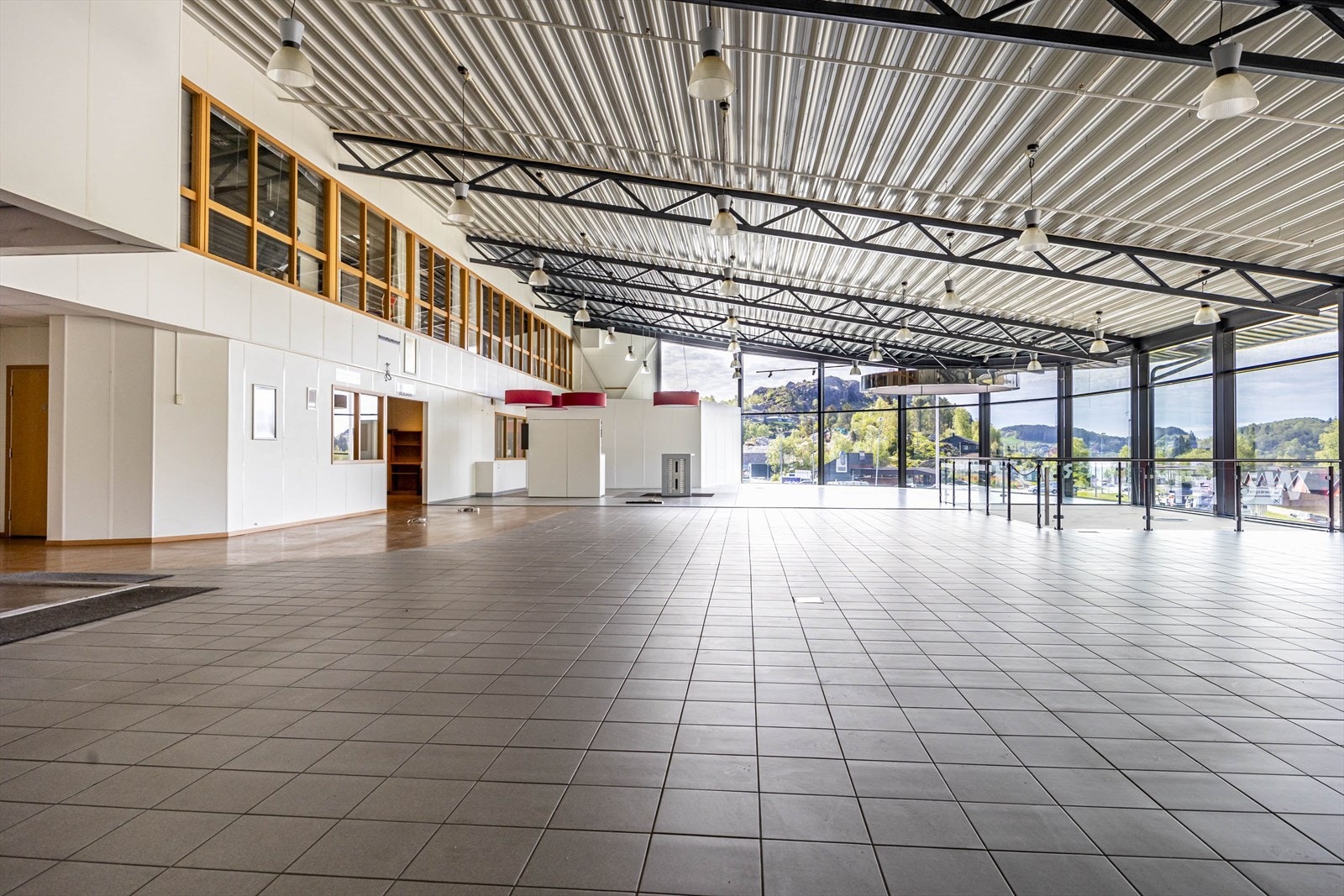 Moderne, romslig areal med høy takhøyde og store vindusflater . Galleribilde