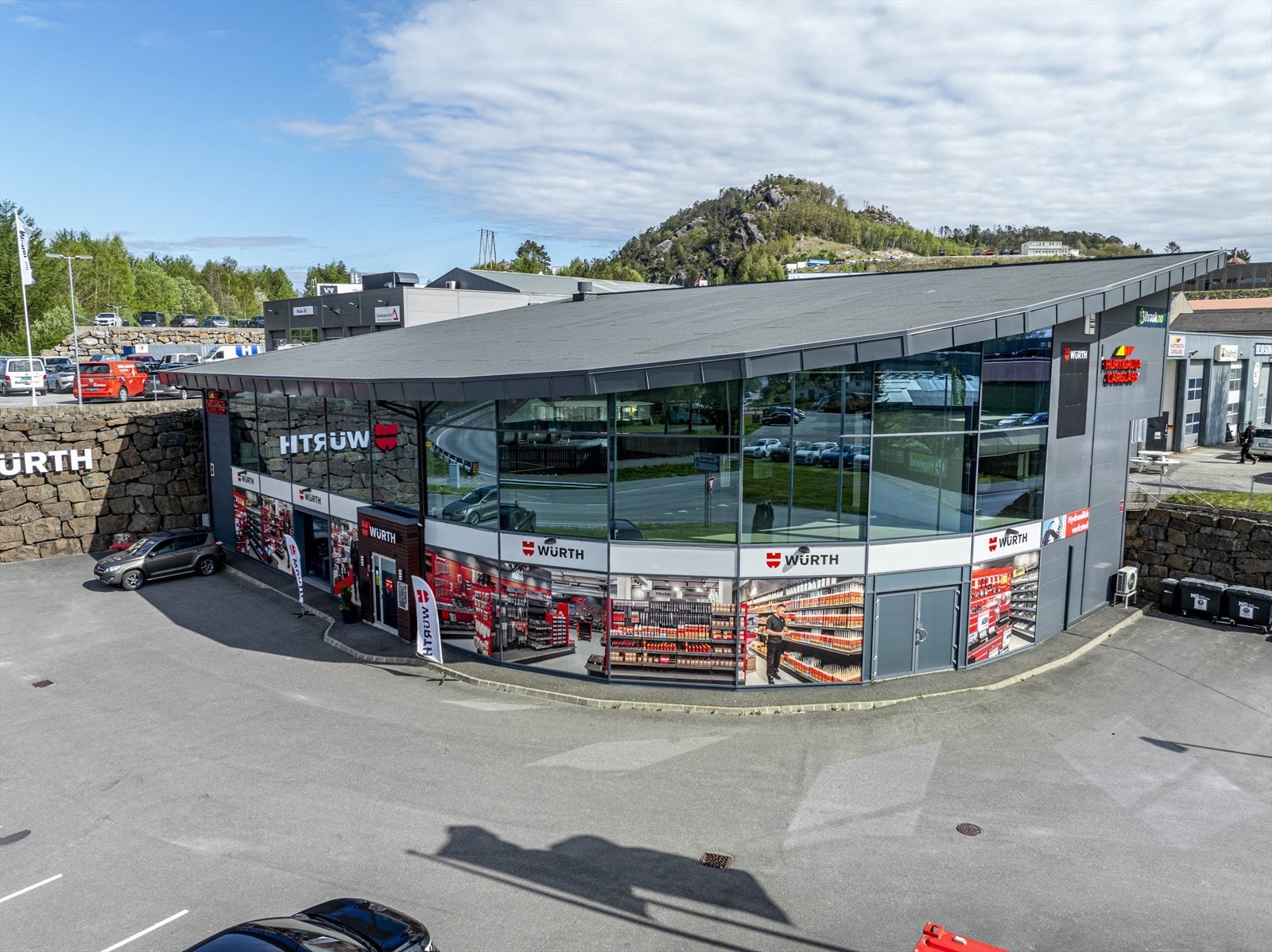 Moderne næringslokale med attraktiv, synlig beliggenhet og rikelig med parkeringsplasser. Galleribilde
