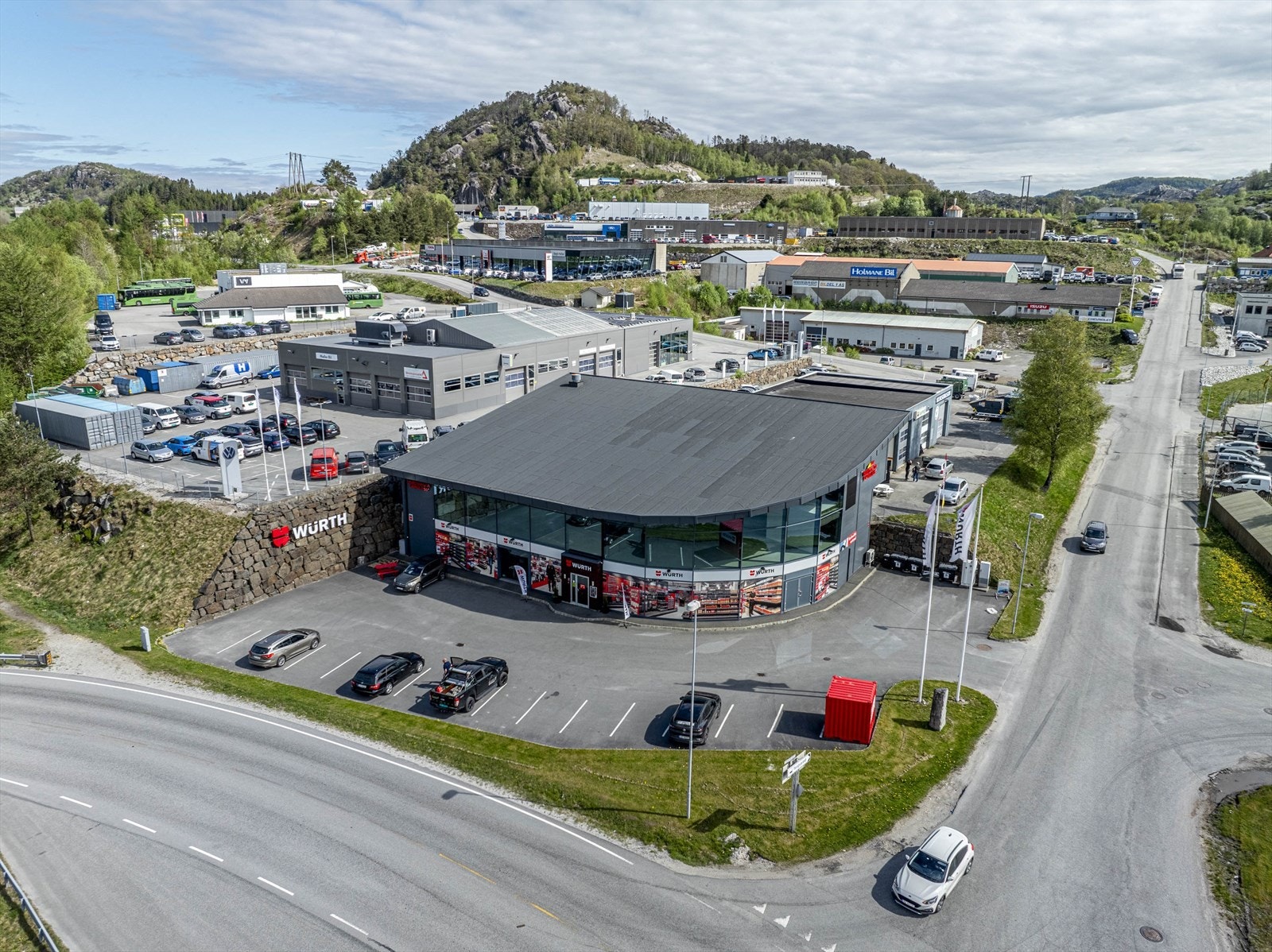Moderne næringsbygg med strategisk plassering nær hovedveier og variert bedriftsområde. Galleribilde