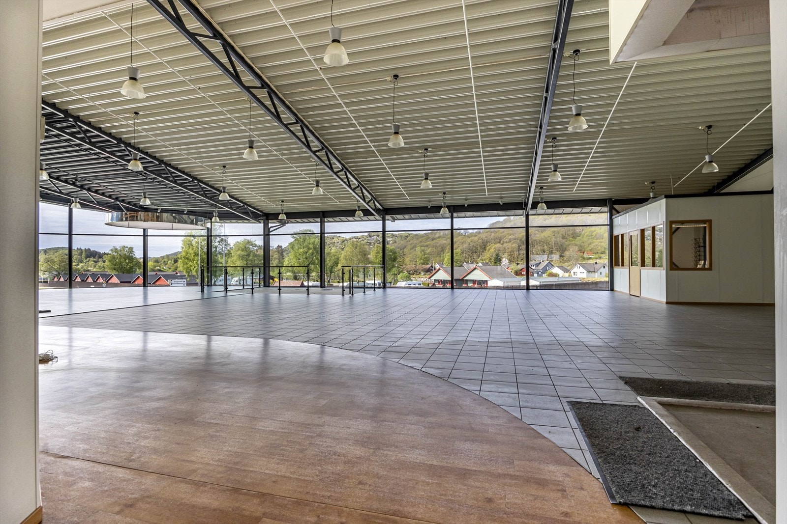 Moderne og romslig lokale med store vindusflater som gir rikelig med naturlig lys. Galleribilde