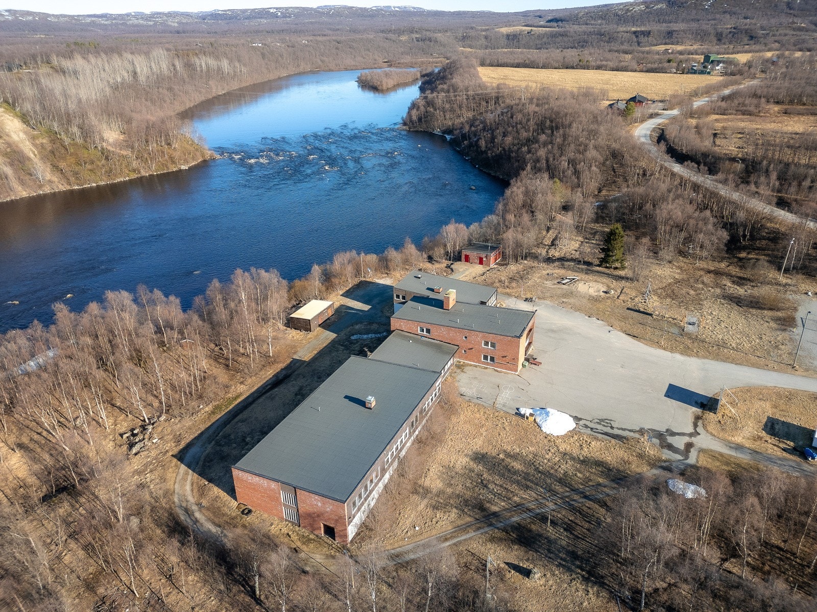 Eiendommen grenser til Neidenelva Galleribilde