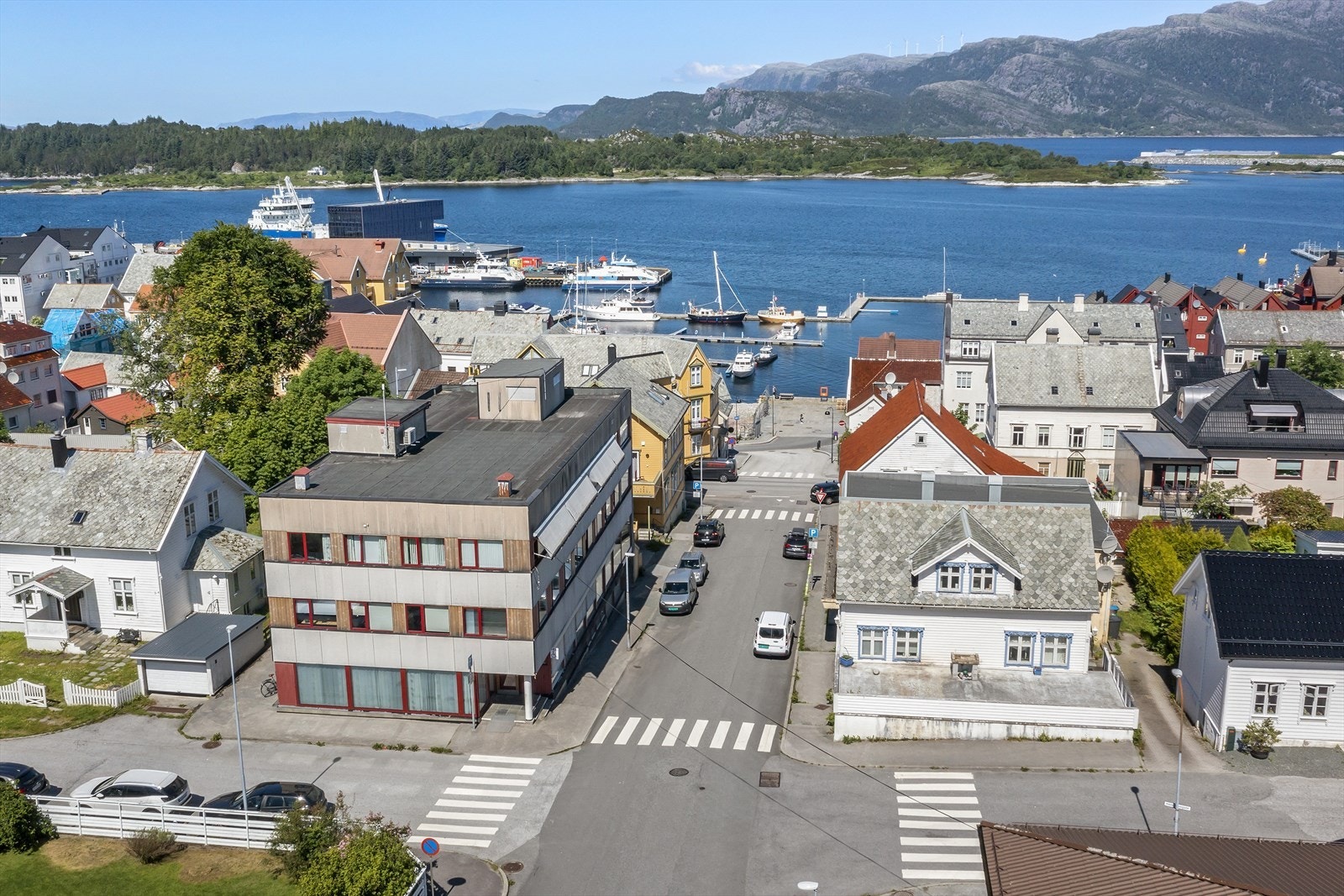 Kort vei til trafikknutepunkt for buss og båt. Galleribilde