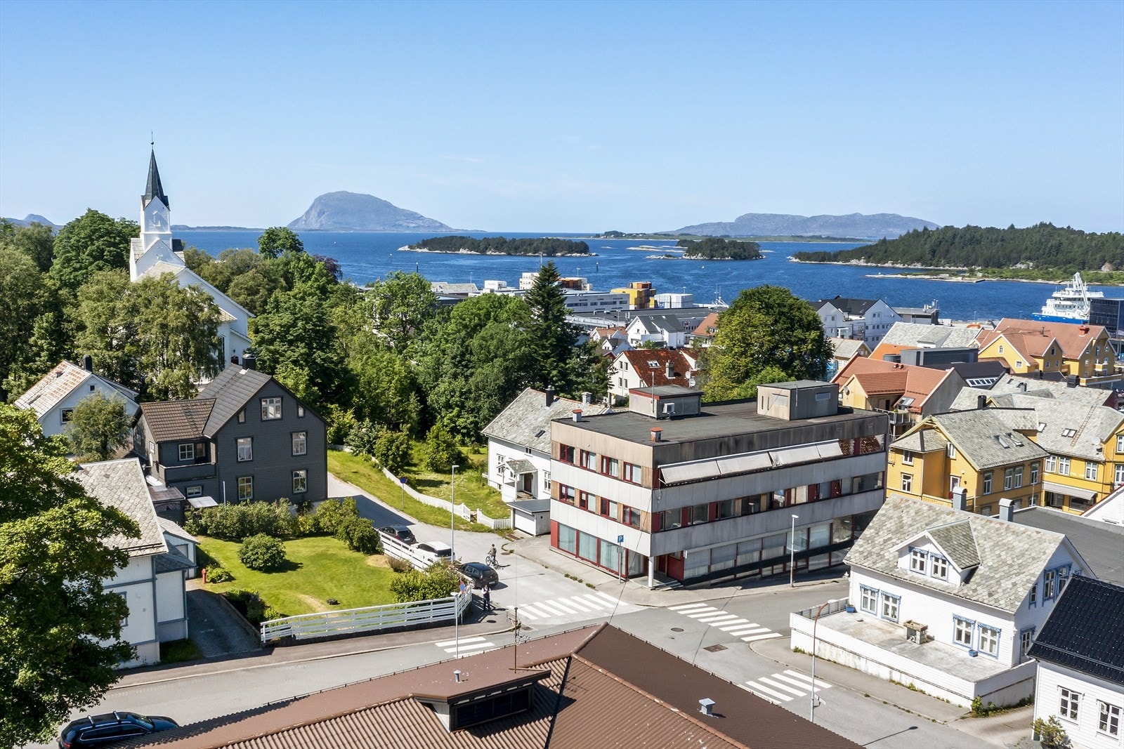 Florø ligger i et flott kystlandskap Galleribilde