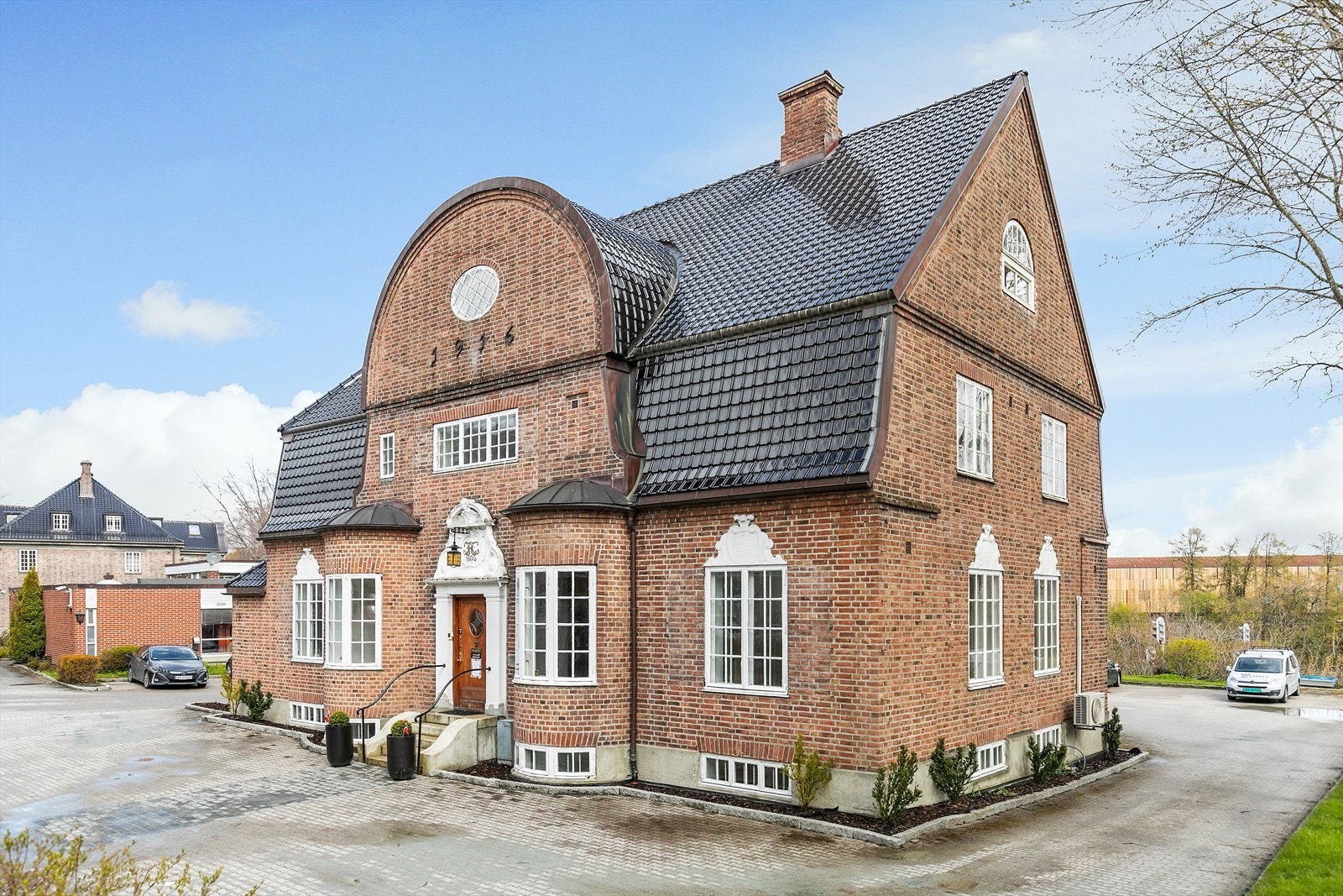 Fasade med nyere tak og renoverte vinduer Galleribilde