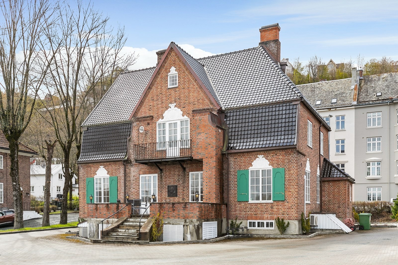 Fasade fra parkering. Galleribilde