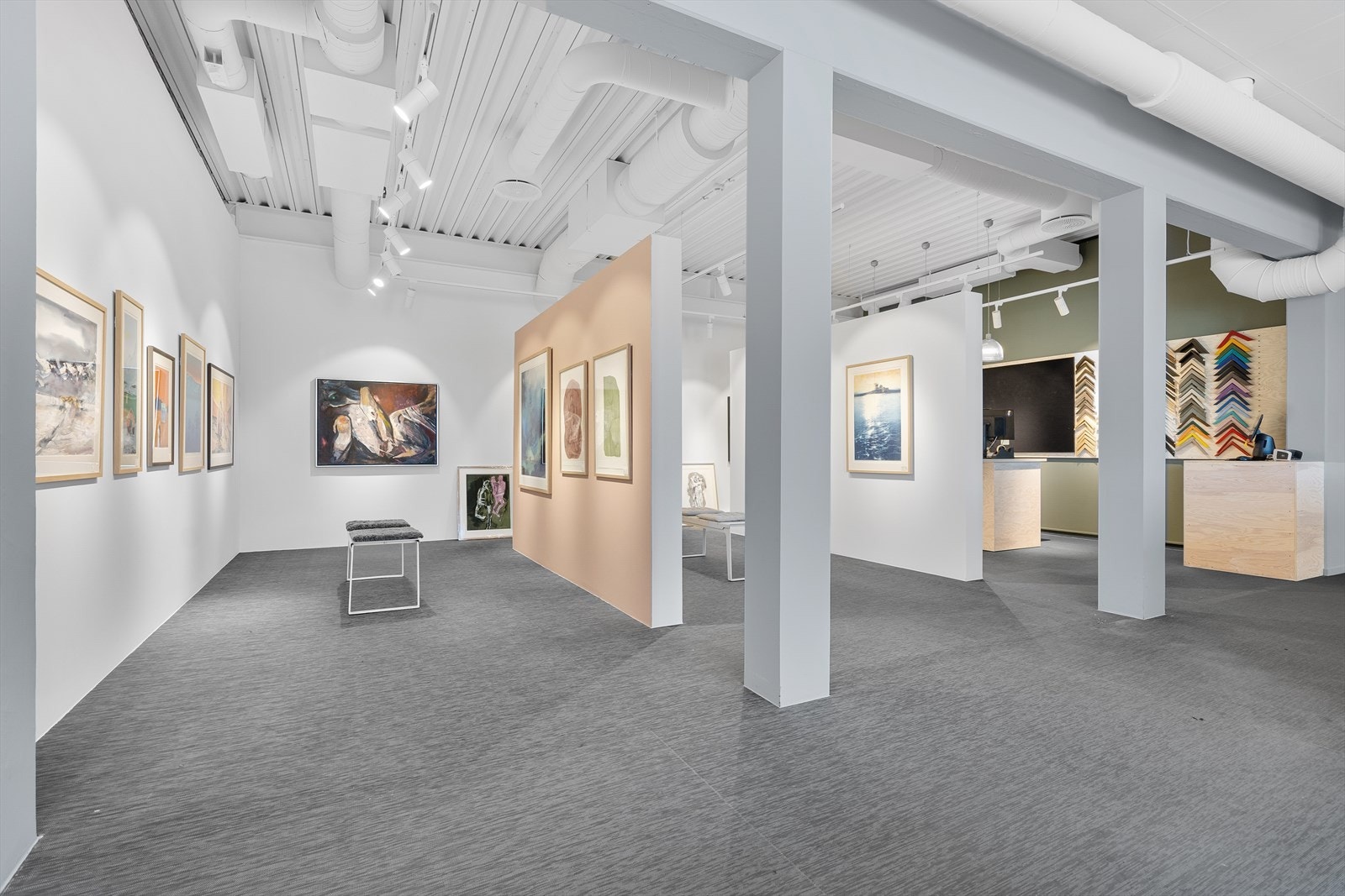 Flotte moderne lokaler med god belysning Galleribilde