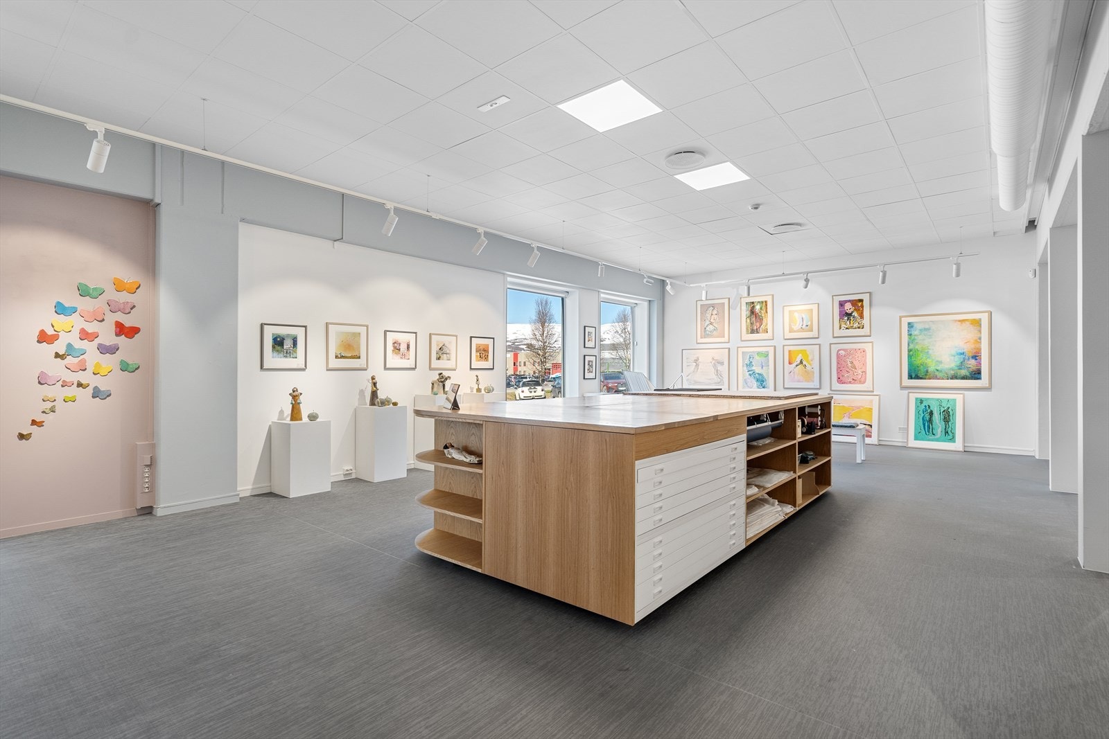 Veggen med kunstverk til høyre - er en vindusvegg som er kledd igjen. Galleribilde